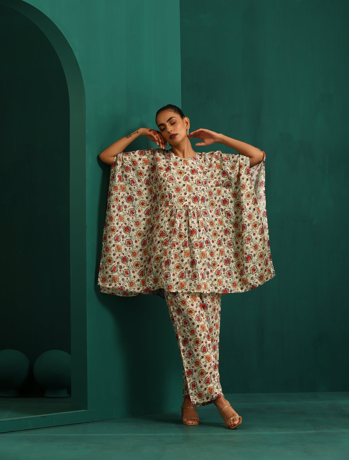 trueBrowns Off white Floral Bunch Muslin Silk Printed Kaftan Gathered Co-ord Set - Swadesiicart
