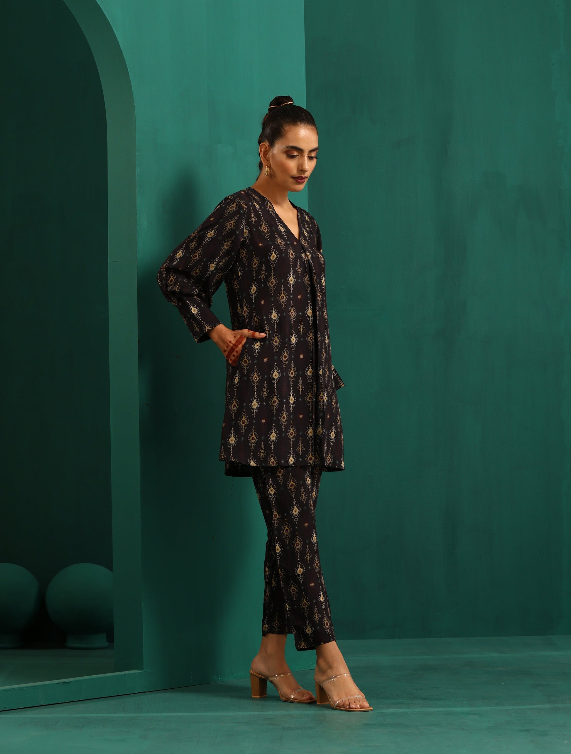 trueBrowns Black Tonal Ikat Muslin Silk Printed V-Neck Front Pleat Co-ord Set - Swadesiicart