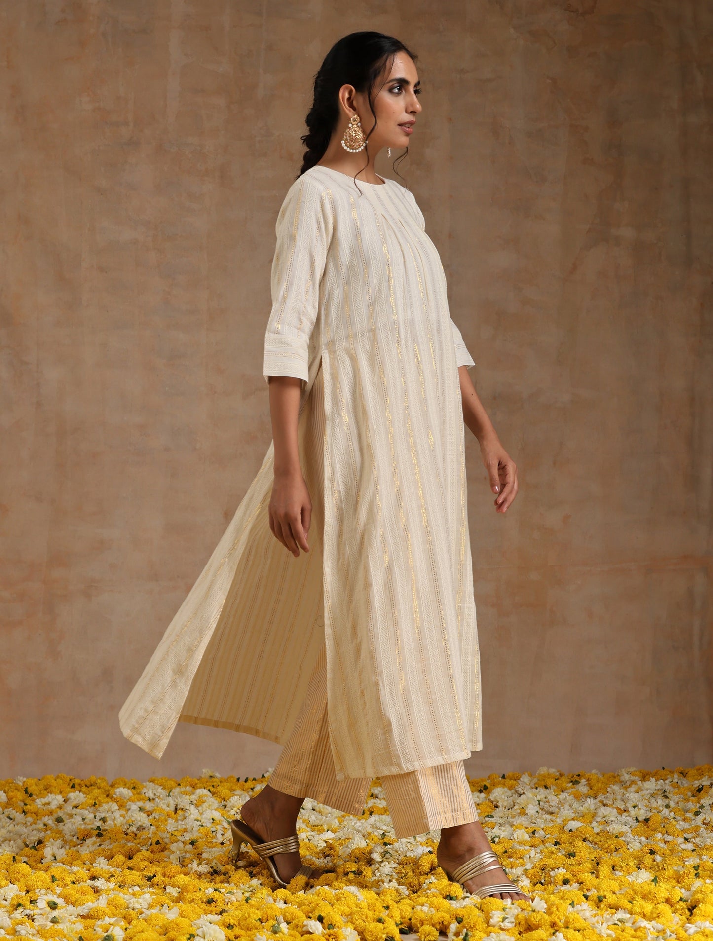 trueBrowns Ivory Gold Cotton Neck Pleat Kurta Set | Swadesiicart