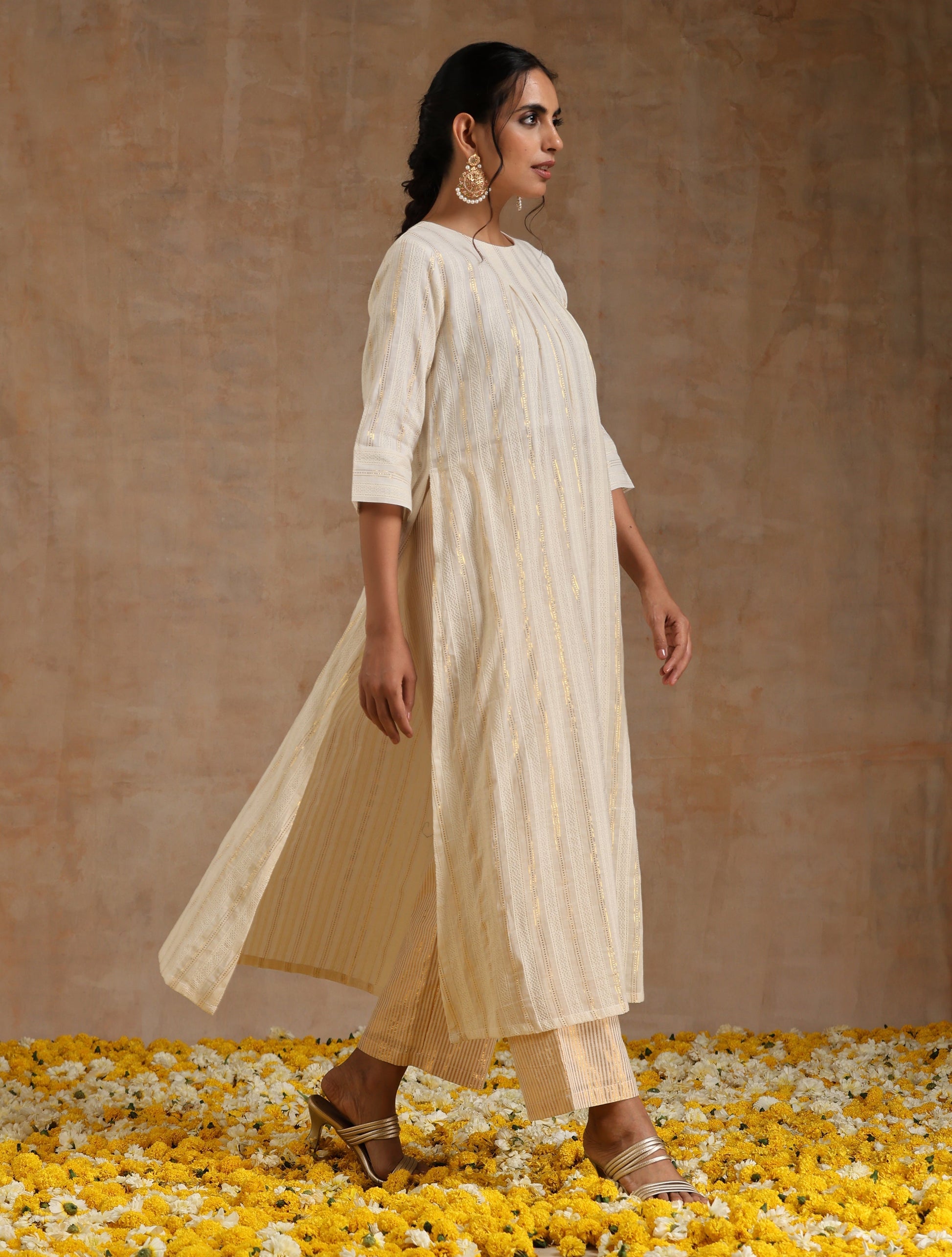 trueBrowns Ivory Gold Cotton Neck Pleat Kurta Set | Swadesiicart