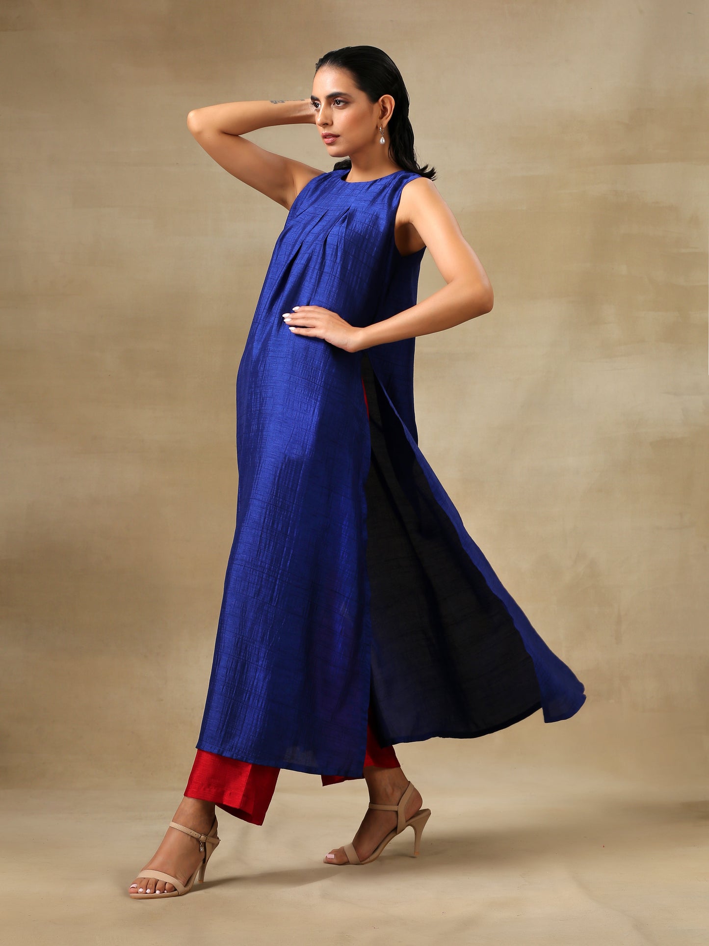 trueBrowns Blue Textured Silk Sleeveless Kurta Pant Set | Swadesiicart