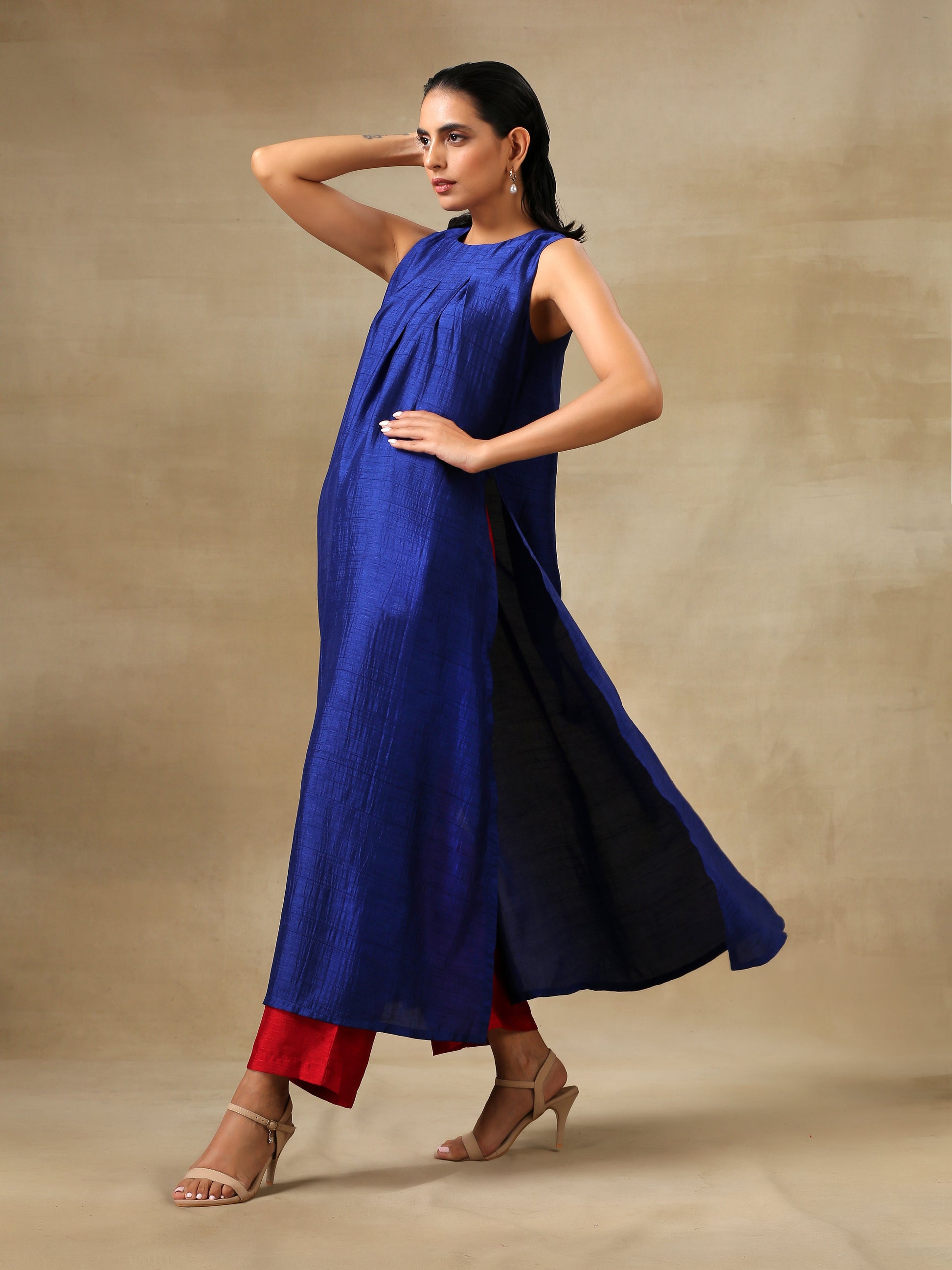 trueBrowns Blue Textured Silk Sleeveless Kurta Pant Set | Swadesiicart