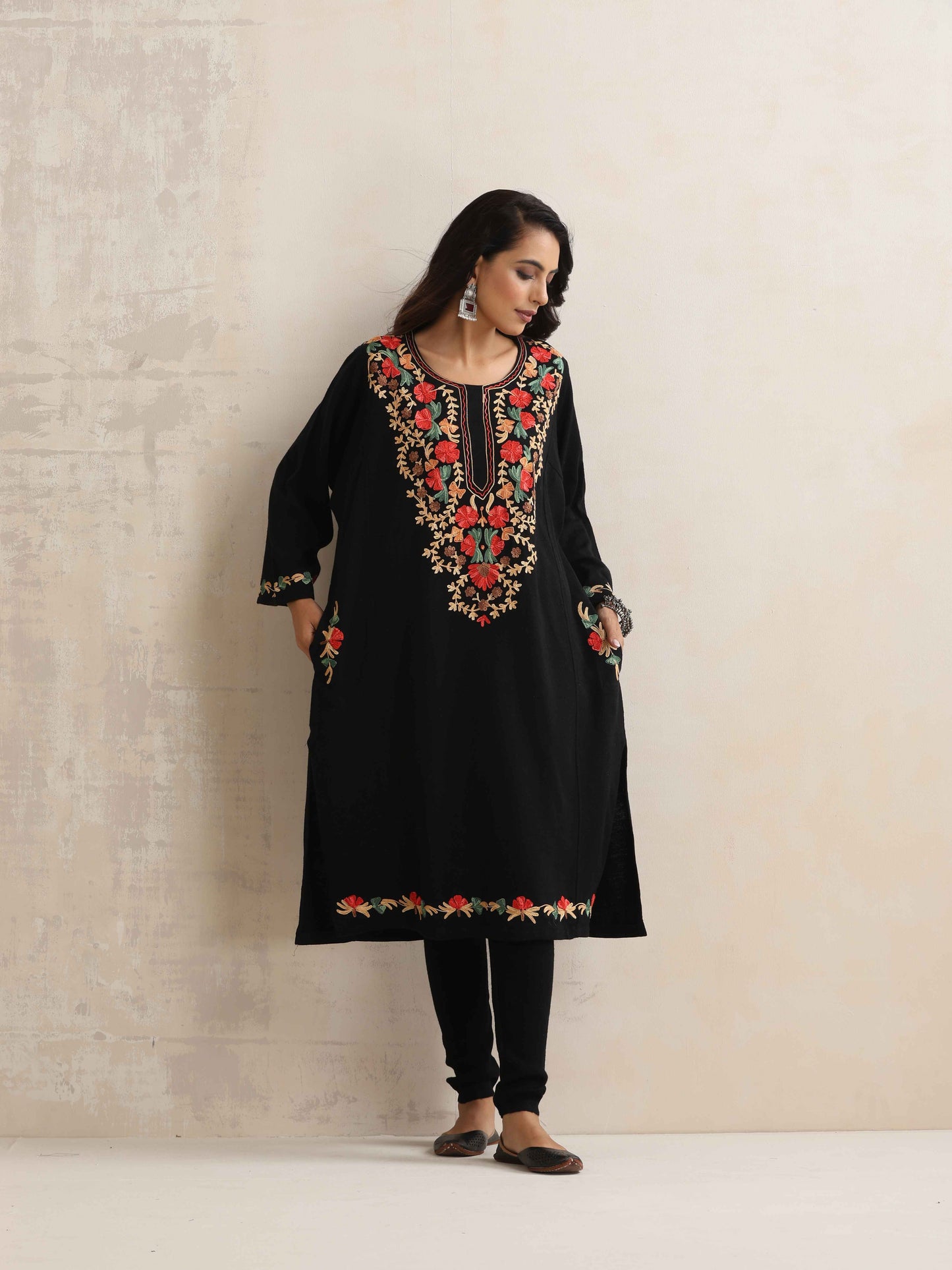 trueBrowns Black Kashmiri Embroidered Woollen Phiran Kurta | Swadesiicart