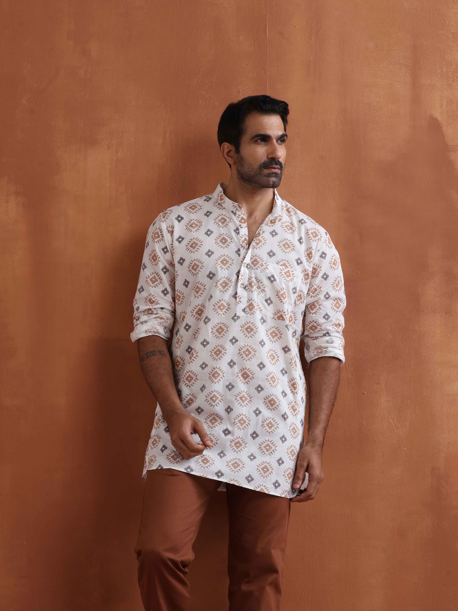 trueBrowns Men's Ivory Printed Short Kurta | Swadesiicart