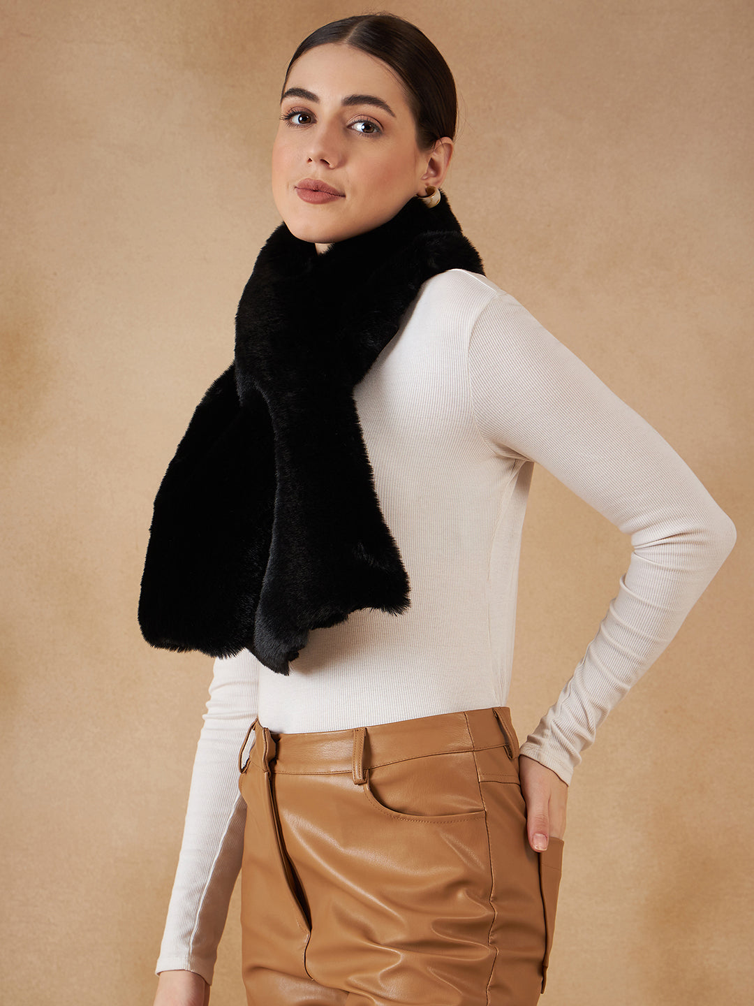 InWeave Women's Black Faux Fur Neck Warmer - Swadesiicart