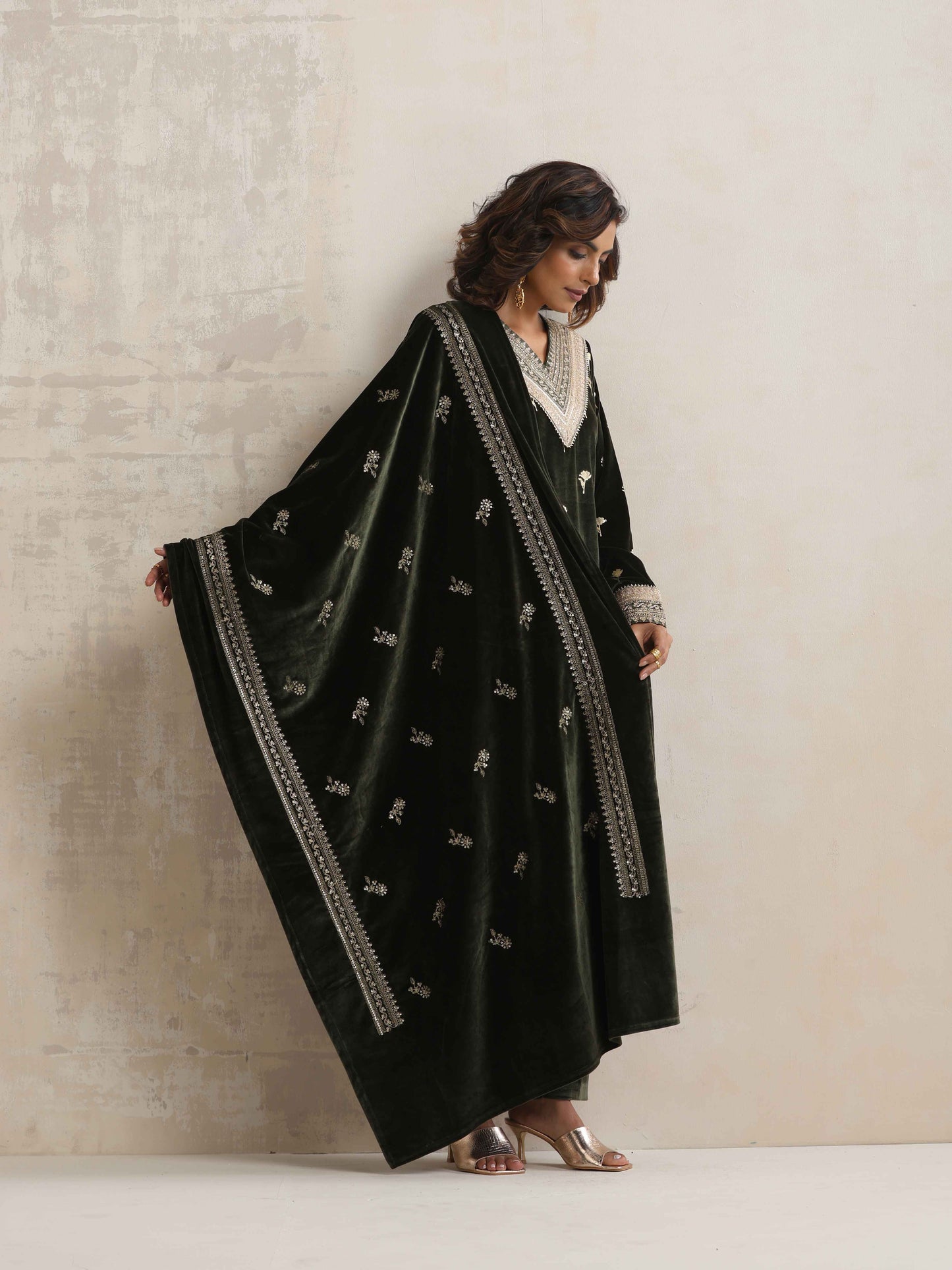 trueBrowns Green Velvet Floral Embroidered Kurta Pant Dupatta Set | Swadesiicart