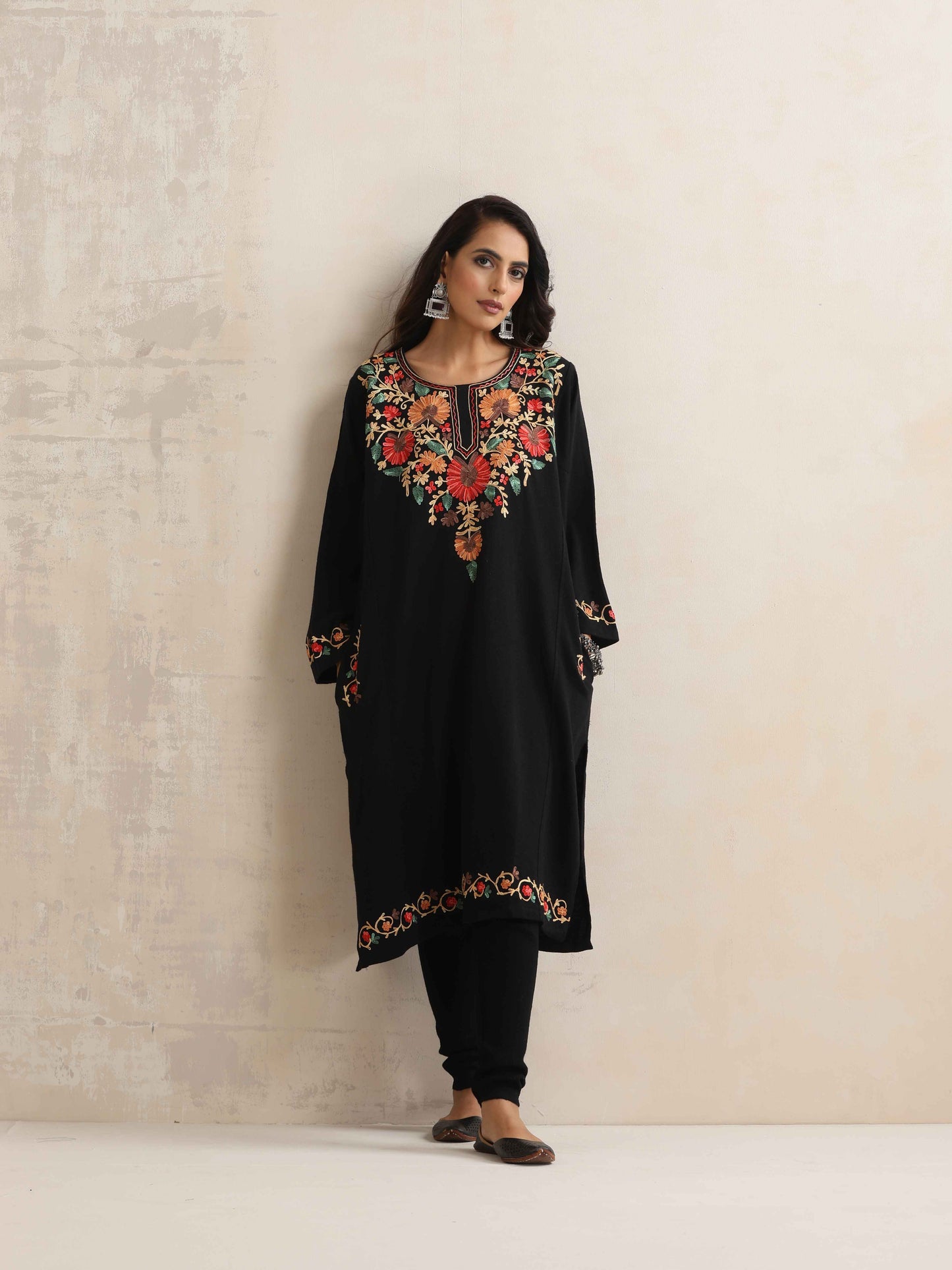 trueBrowns Black Kashmiri Floral Embroidered Woollen Phiran Kurta | Swadesiicart