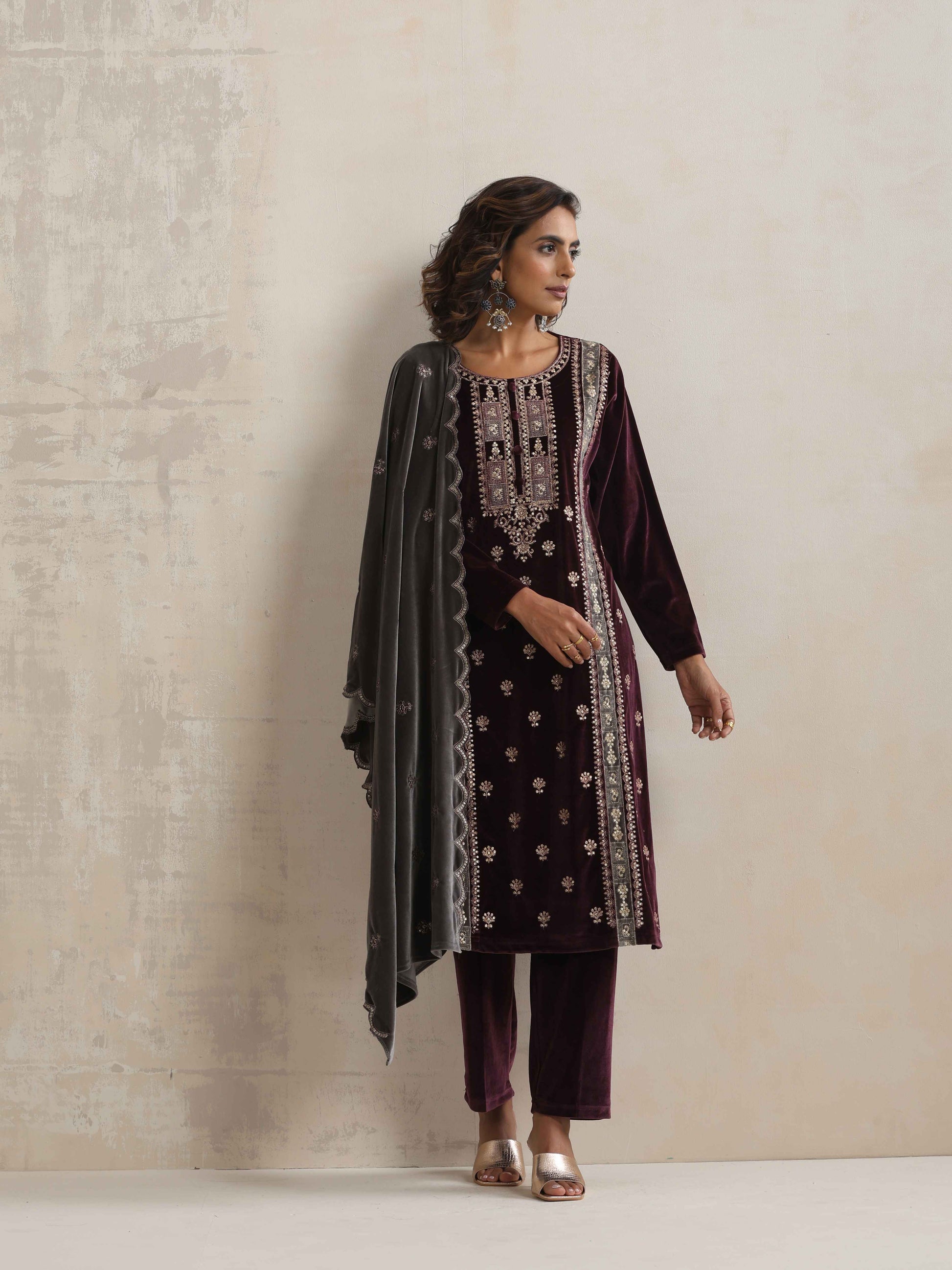 trueBrowns Purple Velvet Embroidered Kurta Pant Dupatta Set | Swadesiicart
