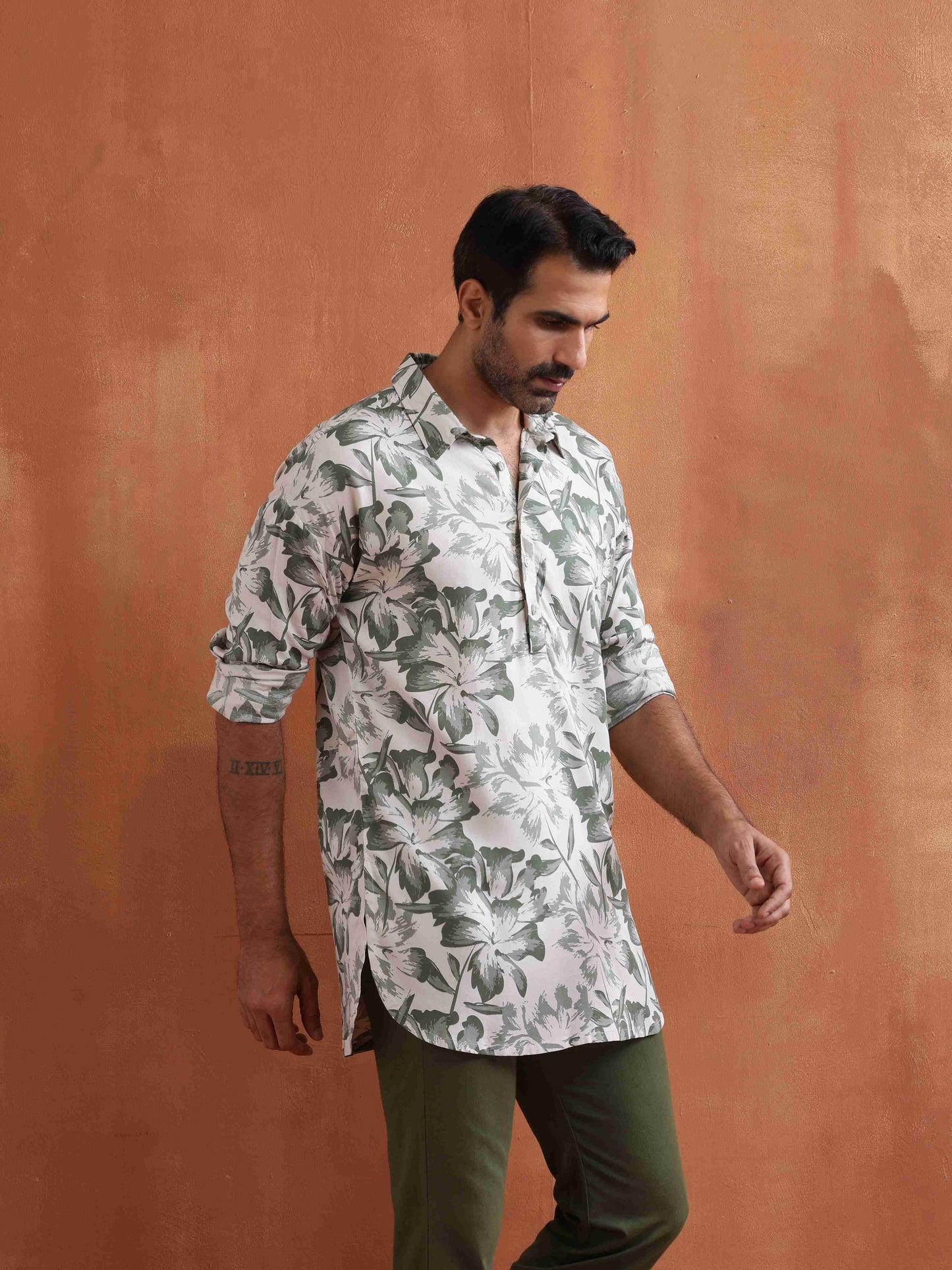 trueBrowns Men's Off White Printed Short Kurta | Swadesiicart