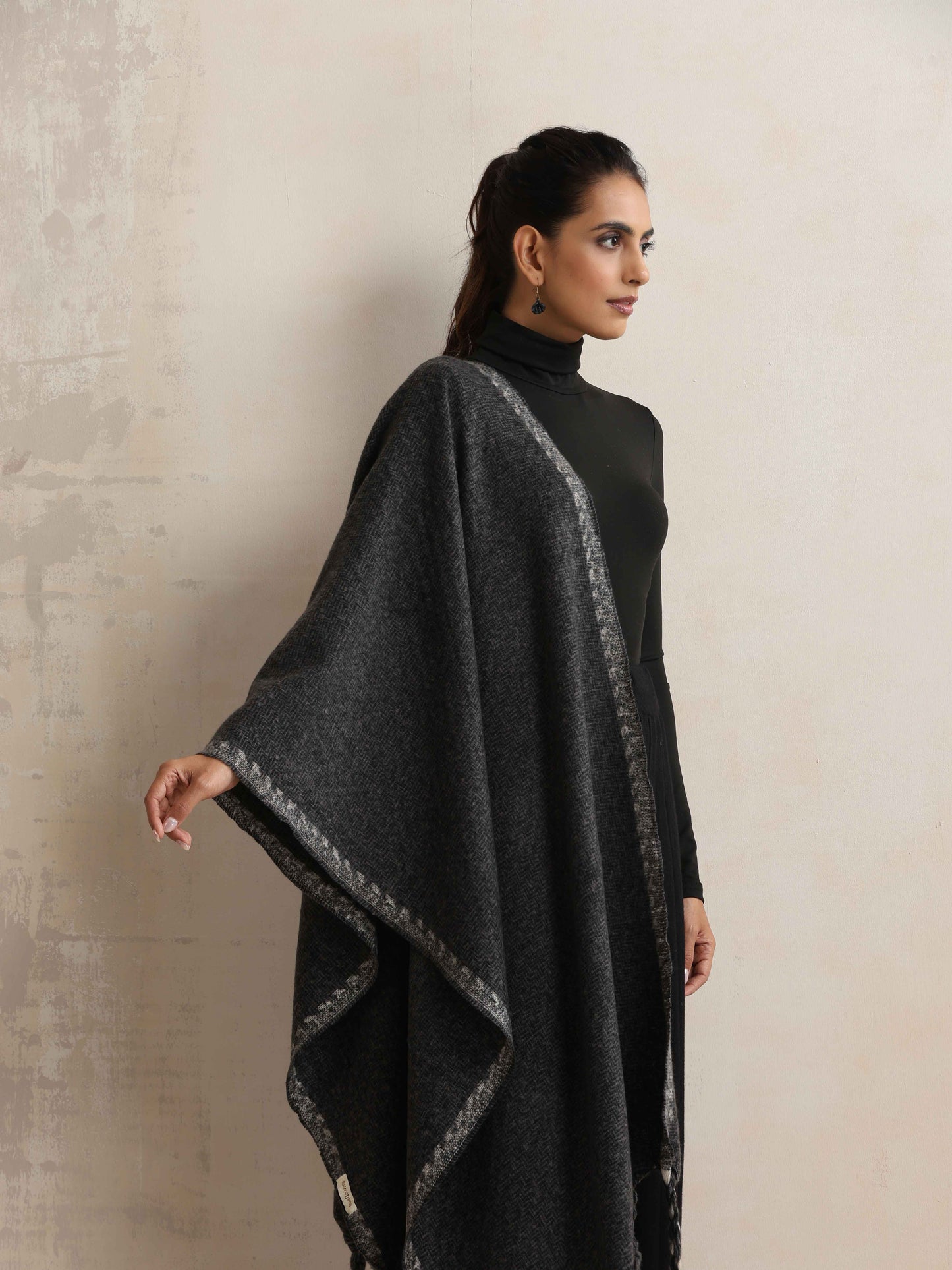trueBrowns Black Tassel Woollen Stole | Swadesiicart