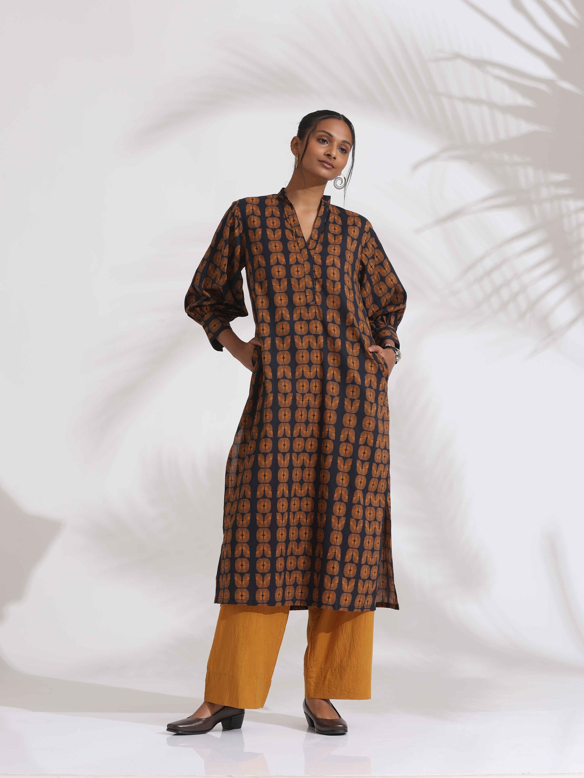 trueBrowns Black Cotton Print Straight Kurta Set | Swadesiicart