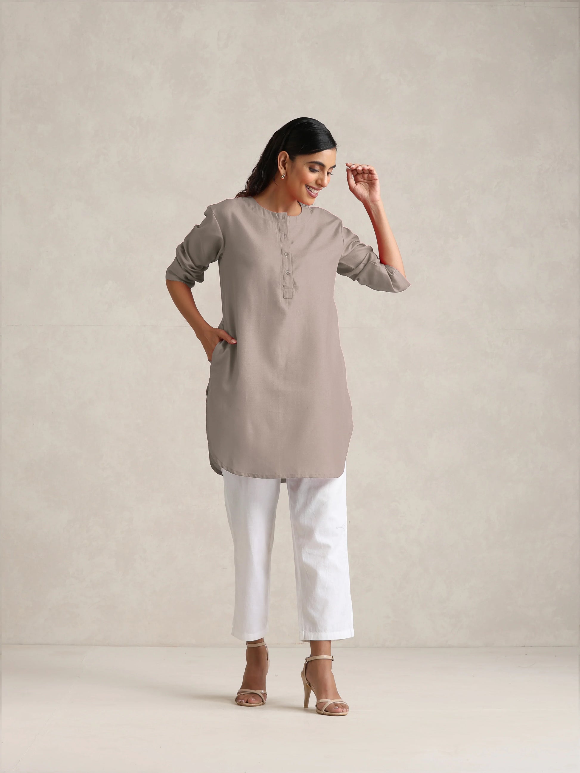 trueBrowns Light Grey Cotton Blend Short Kurta | Swadesiicart