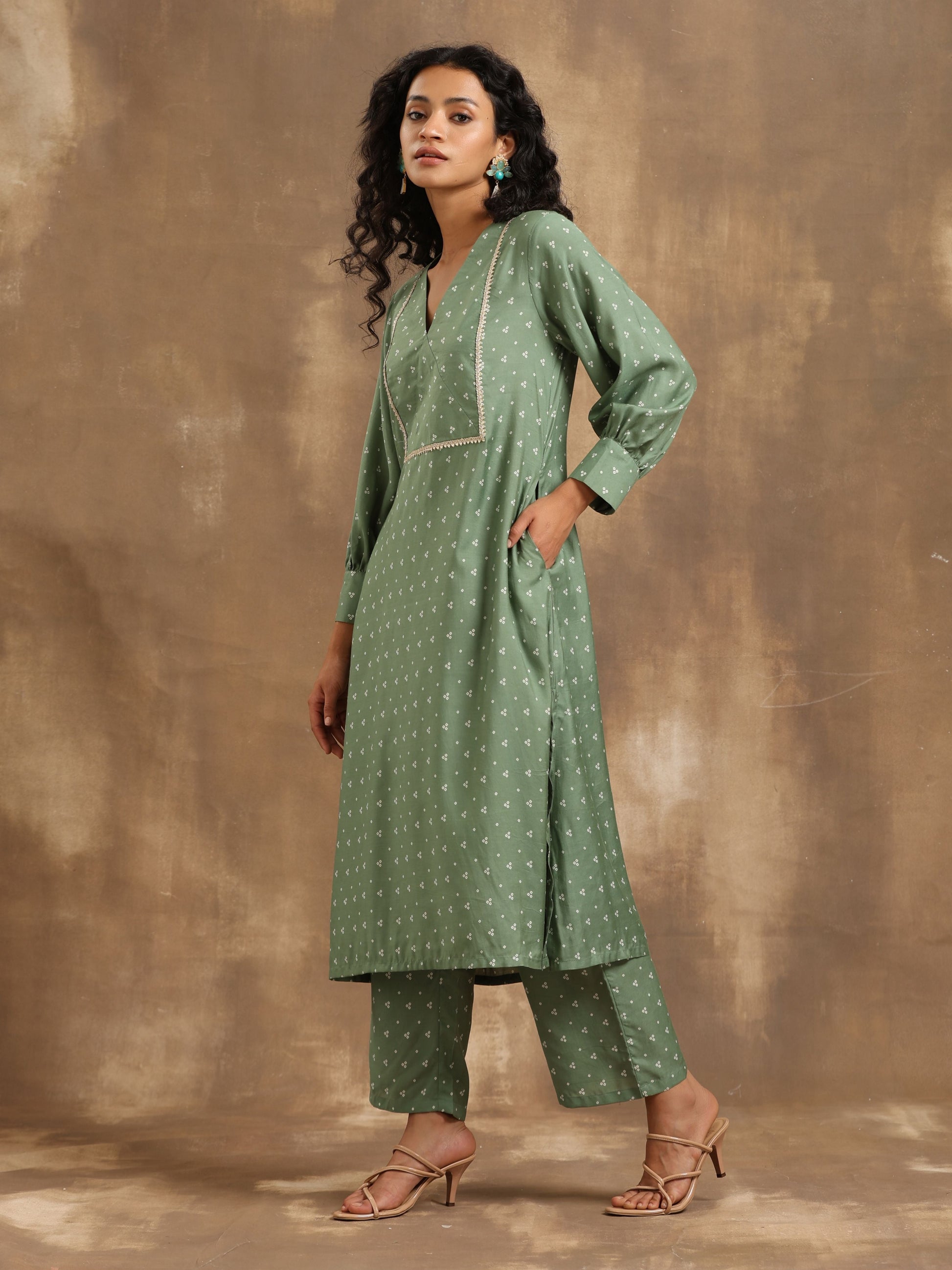 trueBrowns Light Green Bandhani Printed Silk Kurta Pant Set | Swadesiicart