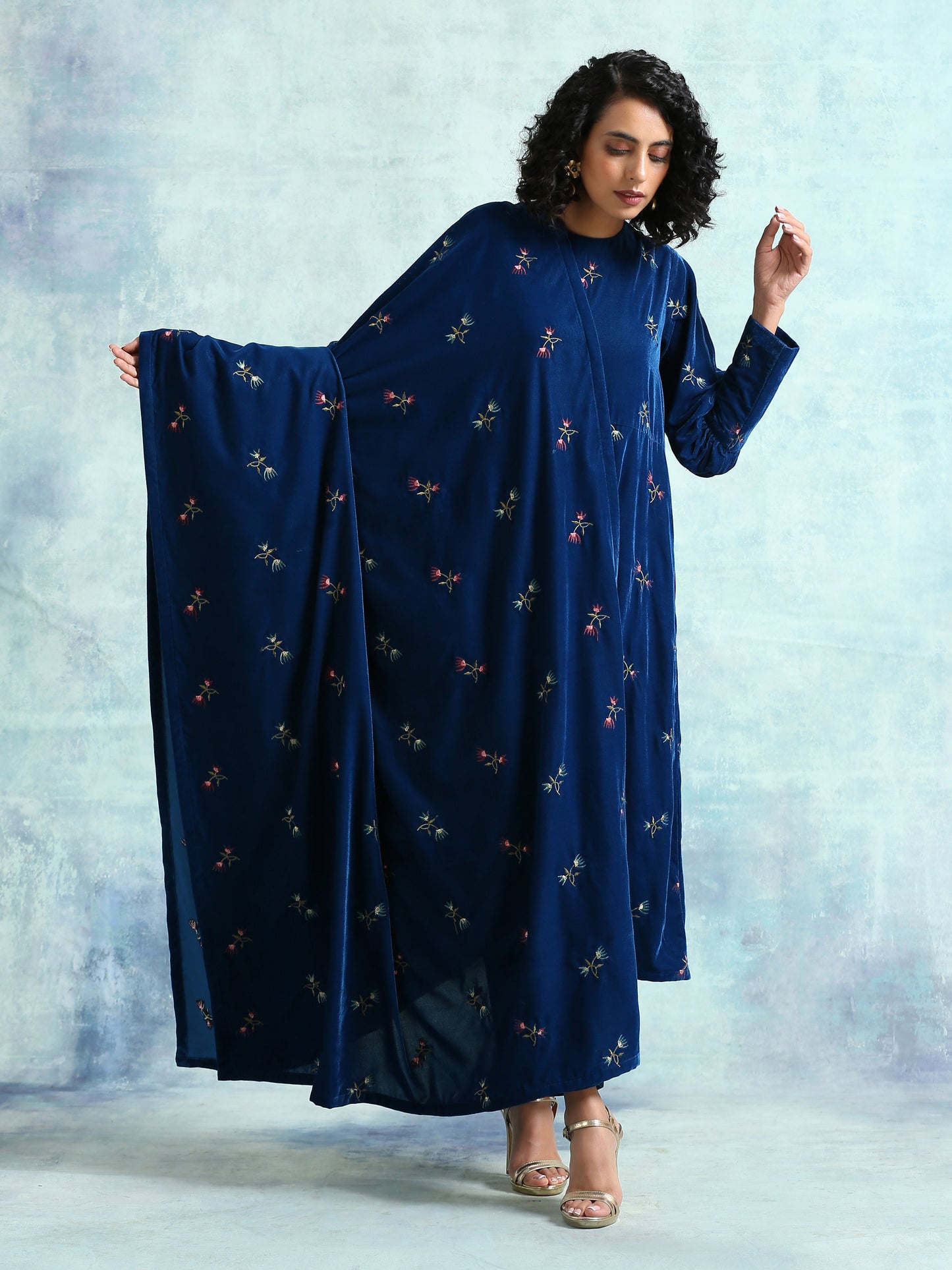 trueBrowns Blue Embroidered Velvet Shawl | Swadesiicart