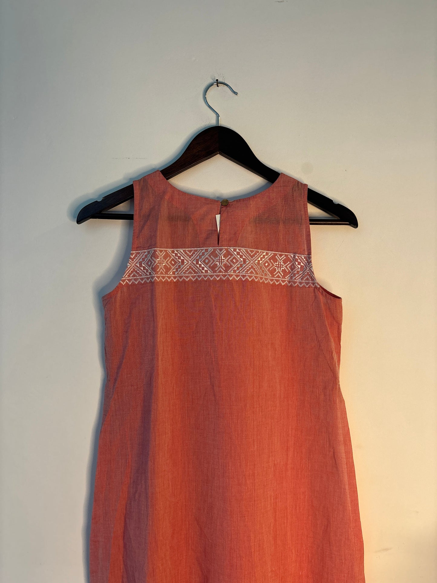 trueBrowns Peach Slub Sleeveless Kurta | Swadesiicart