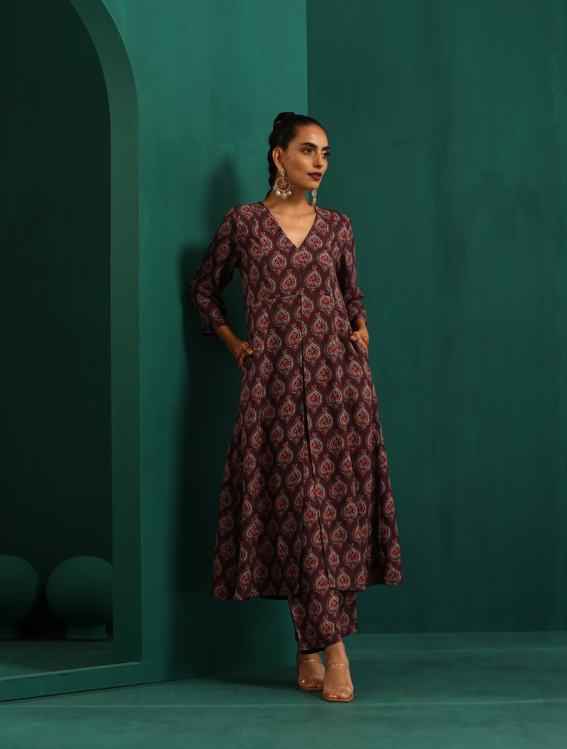 trueBrowns Deep Purple Paan Muslin Silk Printed Front Slit Kurta Pant Set | Swadesiicart