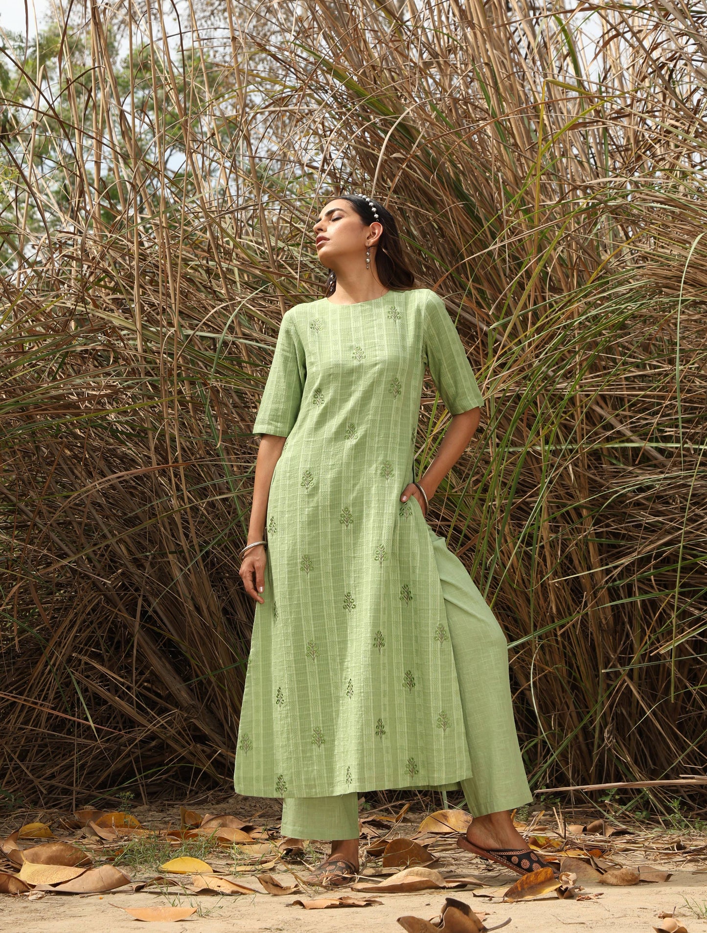 trueBrowns Green Cotton Dobby Embroidered Kurta Set | Swadesiicart
