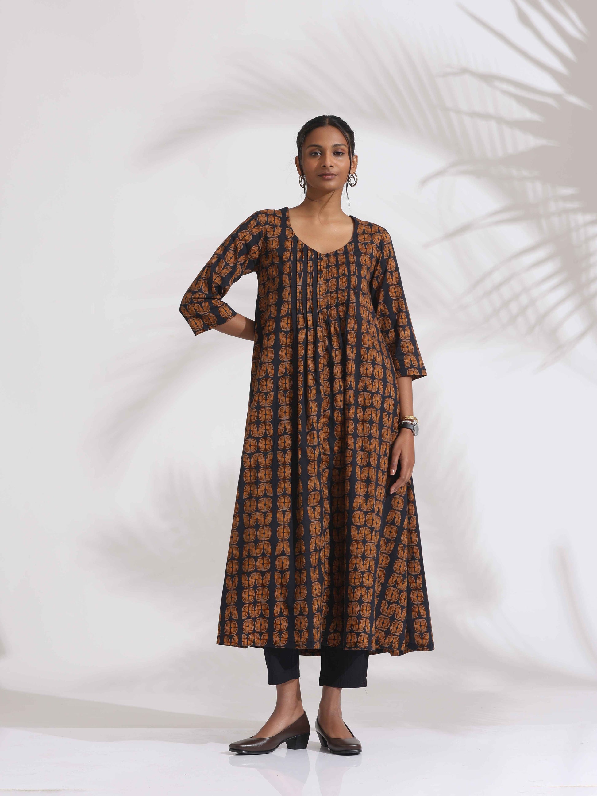 trueBrowns Black Cotton Print Pleated Flared Kurta Set | Swadesiicart