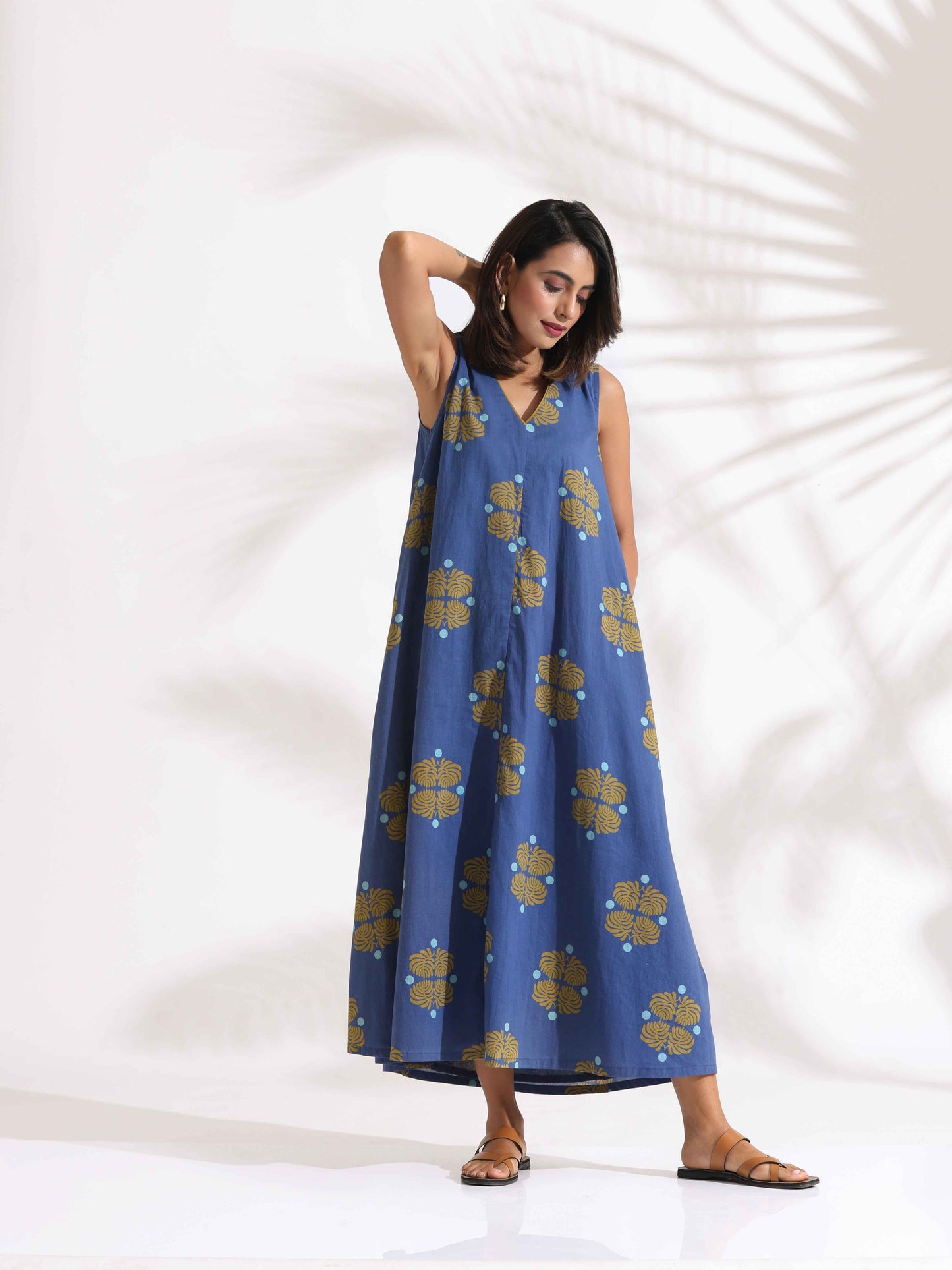 trueBrowns Blue Cotton Print Sleeveless Dress | Swadesiicart