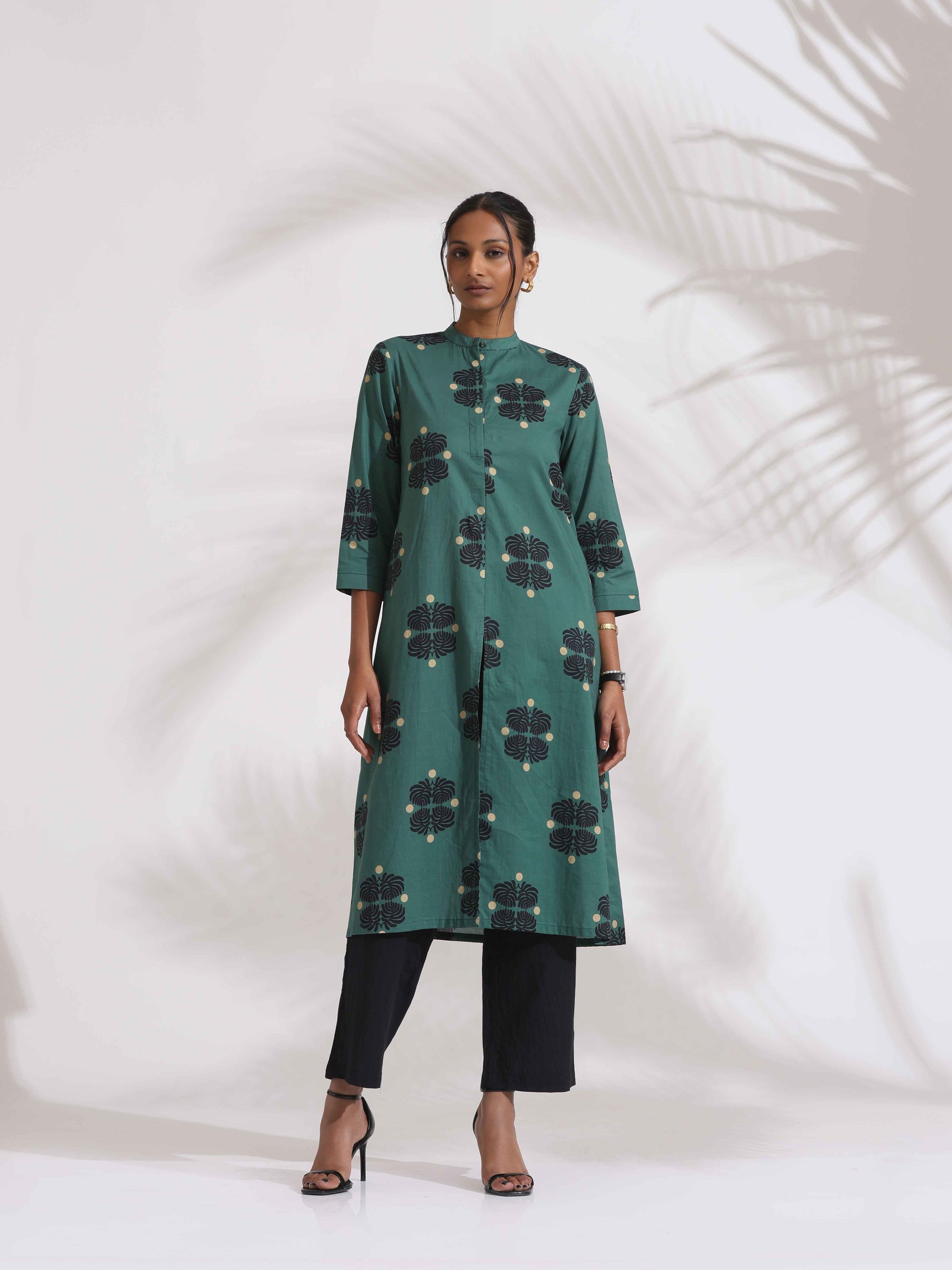 trueBrowns Green Cotton Print Front Slit Kurta Set | Swadesiicart