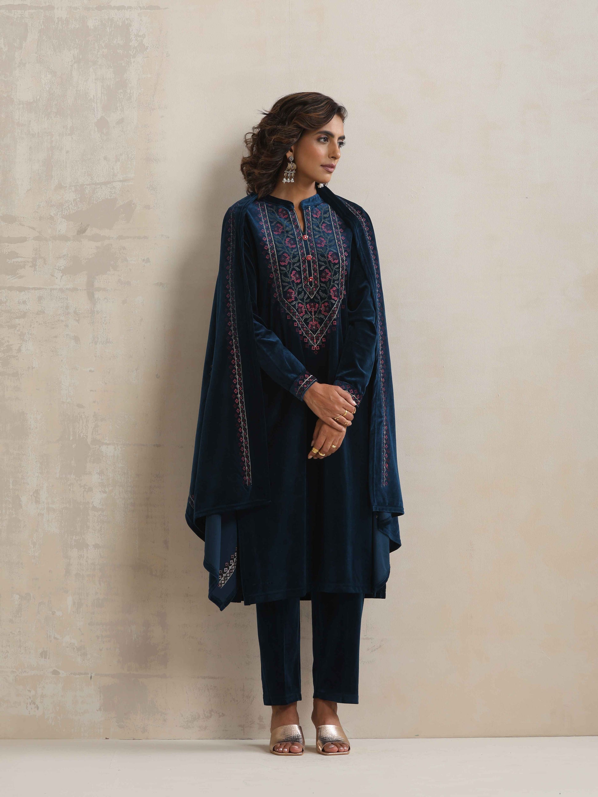 trueBrowns Blue Velvet Floral Embroidered Kurta Pant Dupatta Set | Swadesiicart