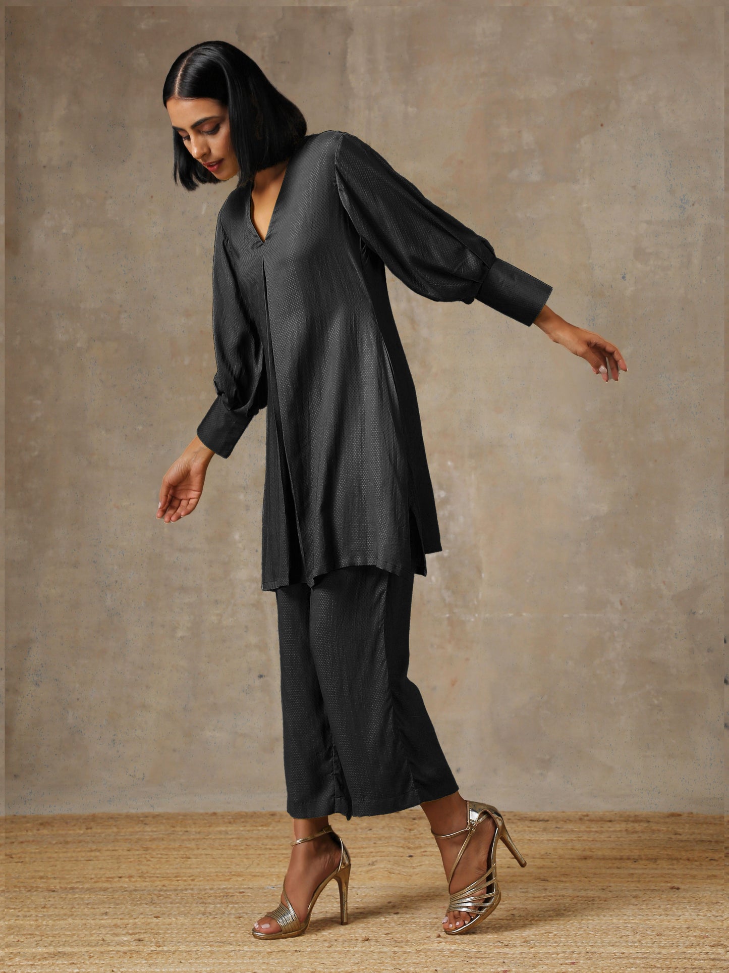 trueBrowns Black Solid Textured Co-Ord Set - Swadesiicart