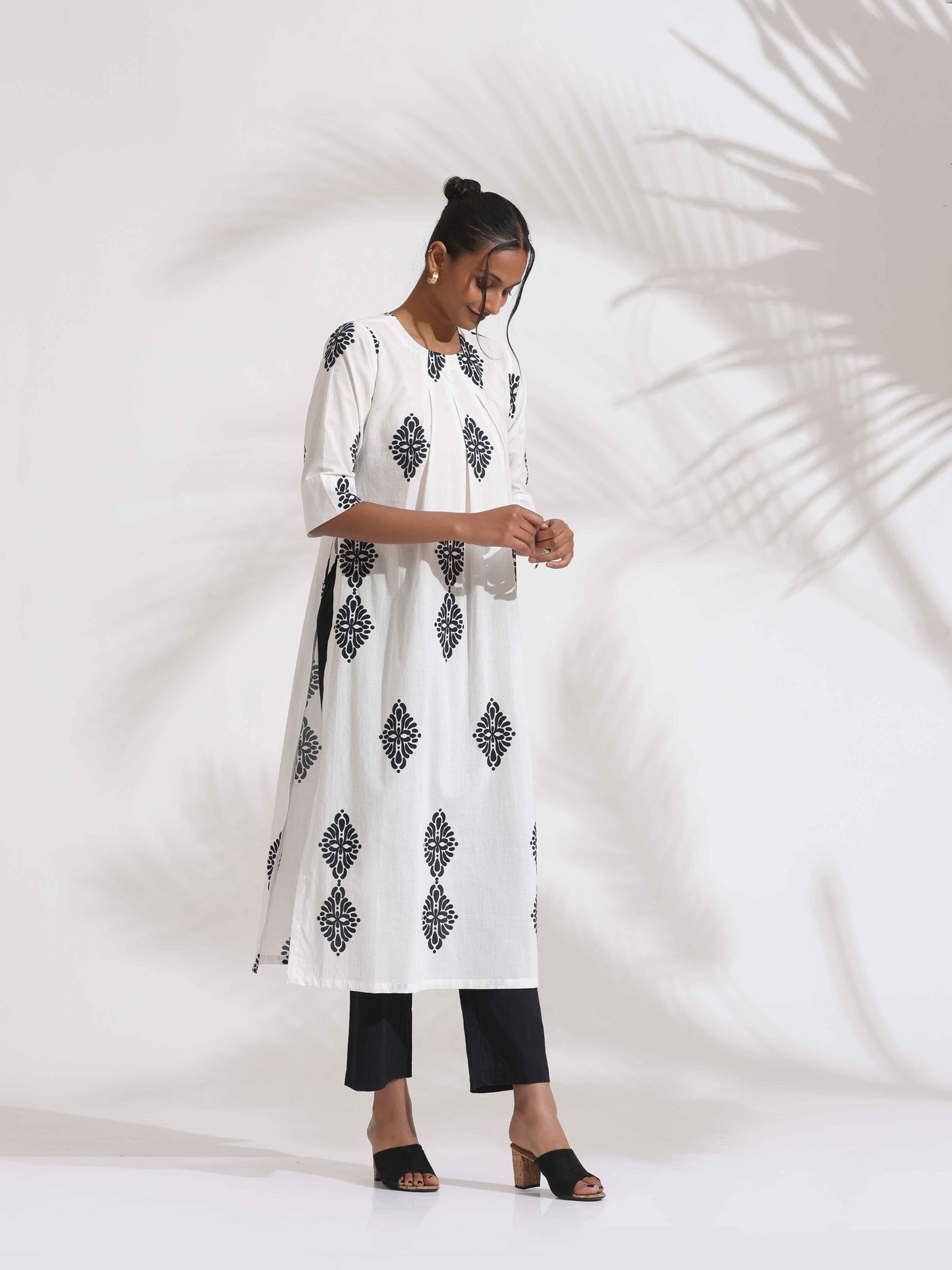 trueBrowns White Cotton Print Pleated Kurta Set | Swadesiicart