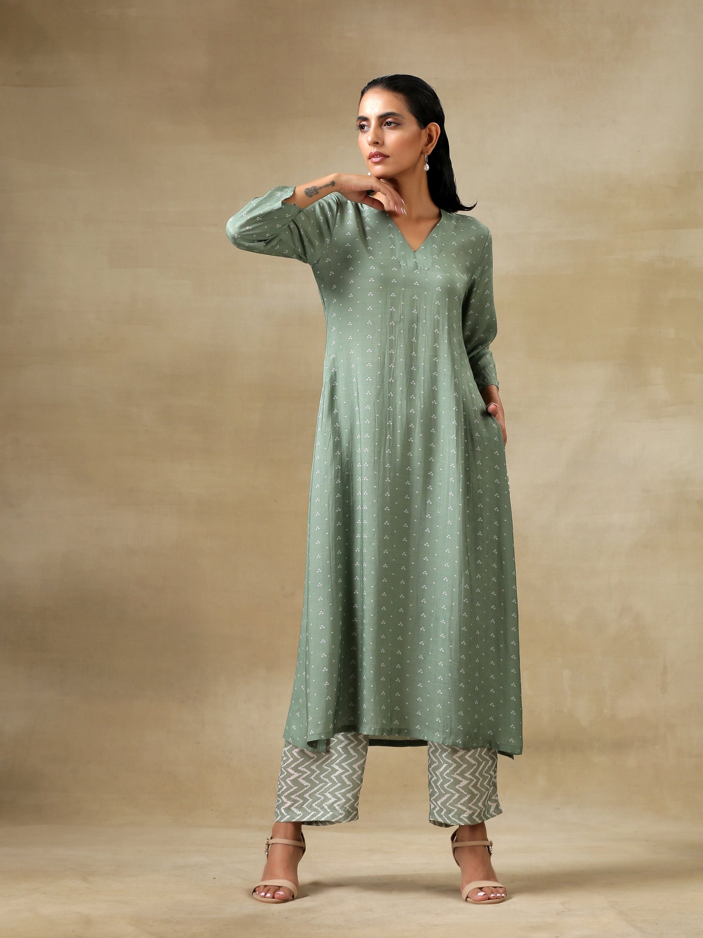 trueBrowns Light Green Bandhani Printed Silk High Slit Kurta Pant Set | Swadesiicart