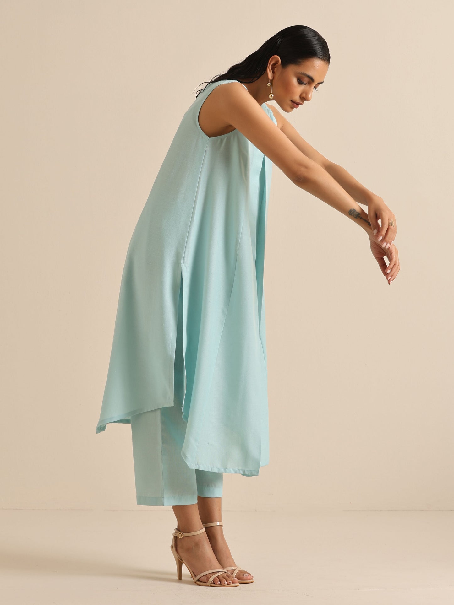 trueBrowns Sky Blue Slub Sleeveless Flared Kurta Pant Set | Swadesiicart