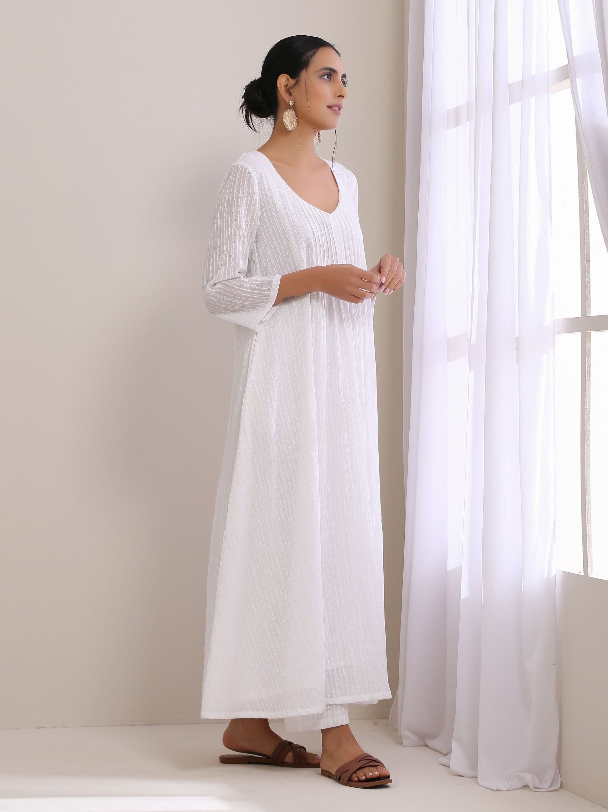 trueBrowns White Dobby Front Pleated Long Kurta Pant Set | Swadesiicart