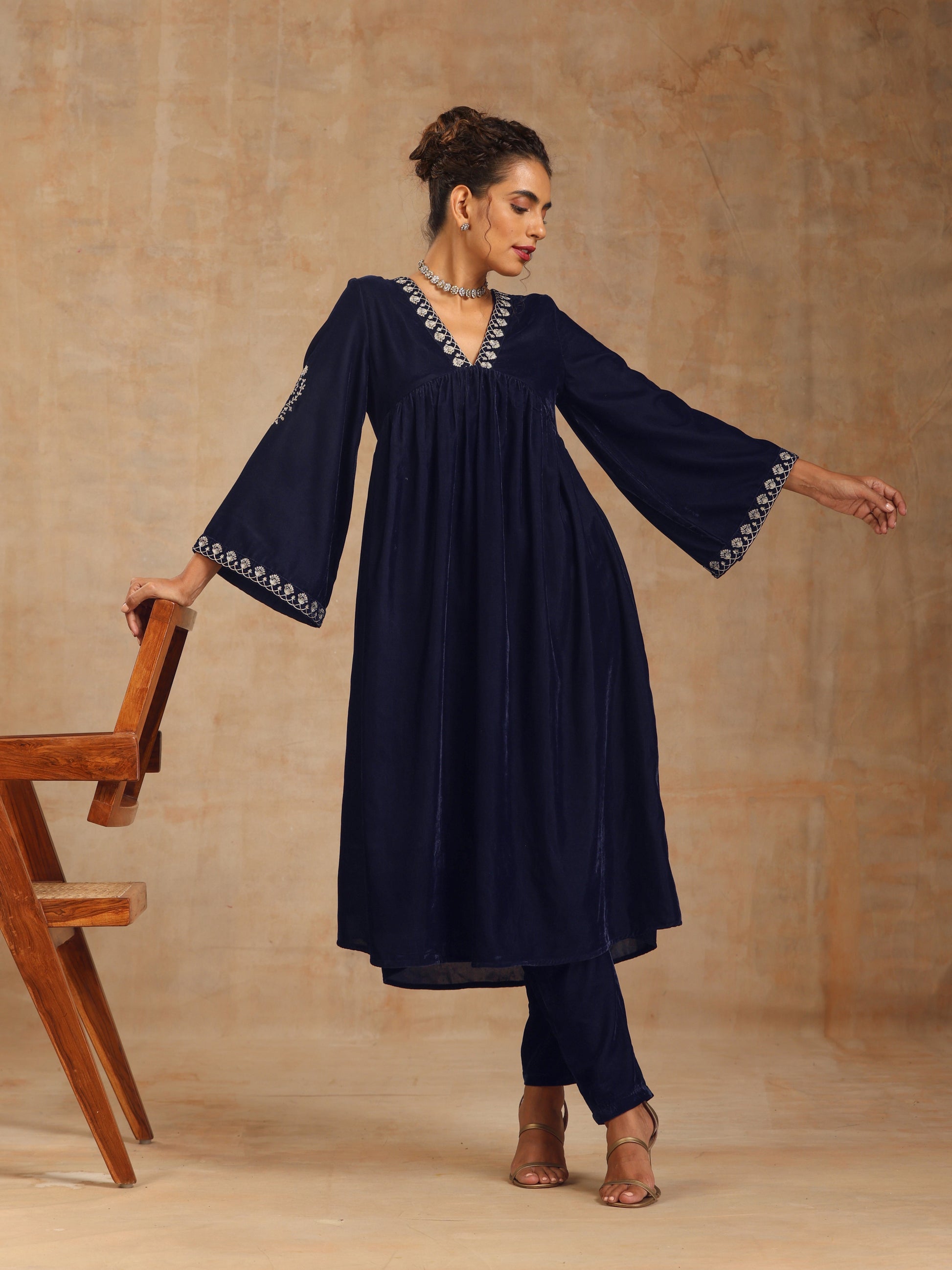 trueBrowns Midnight Blue Velvet Embroidered Kurta | Swadesiicart