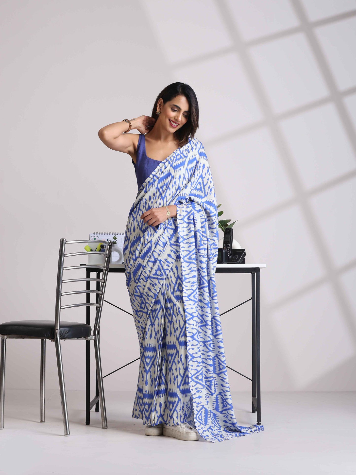trueBrowns Blue Muslin Ikat Saree | Swadesiicart