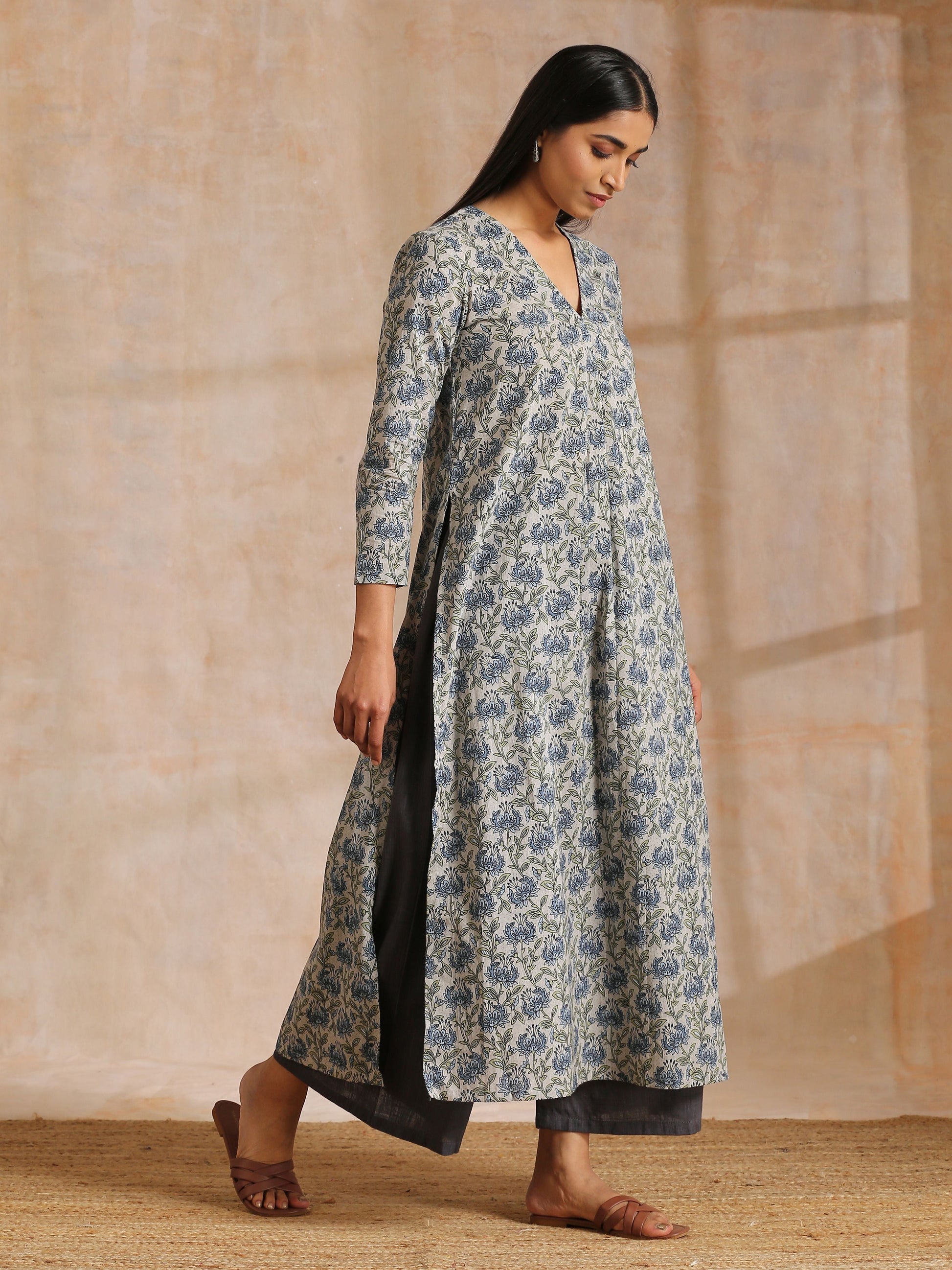 trueBrowns Blue Grey Overall Floral Block On White Print Cotton Kurta Pant Set | Swadesiicart