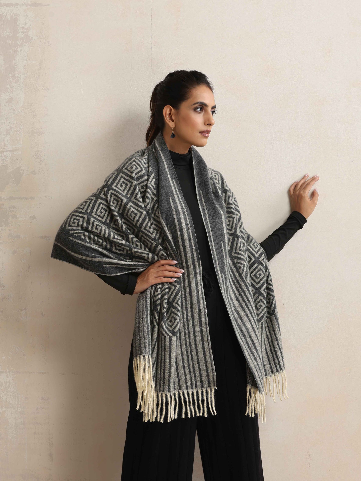 trueBrowns Charcoal Geometric Woollen Stole | Swadesiicart