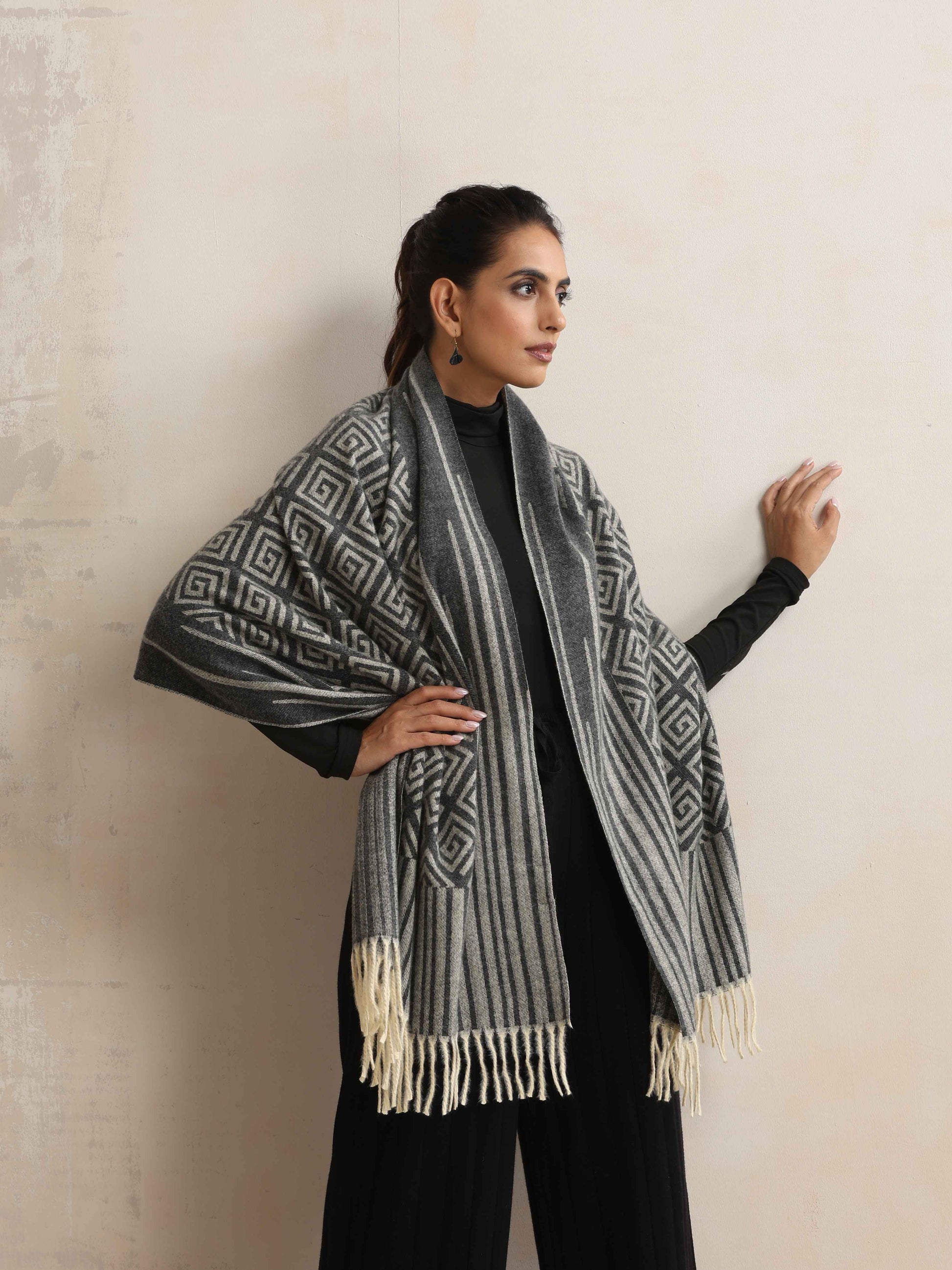 trueBrowns Charcoal Geometric Woollen Stole | Swadesiicart