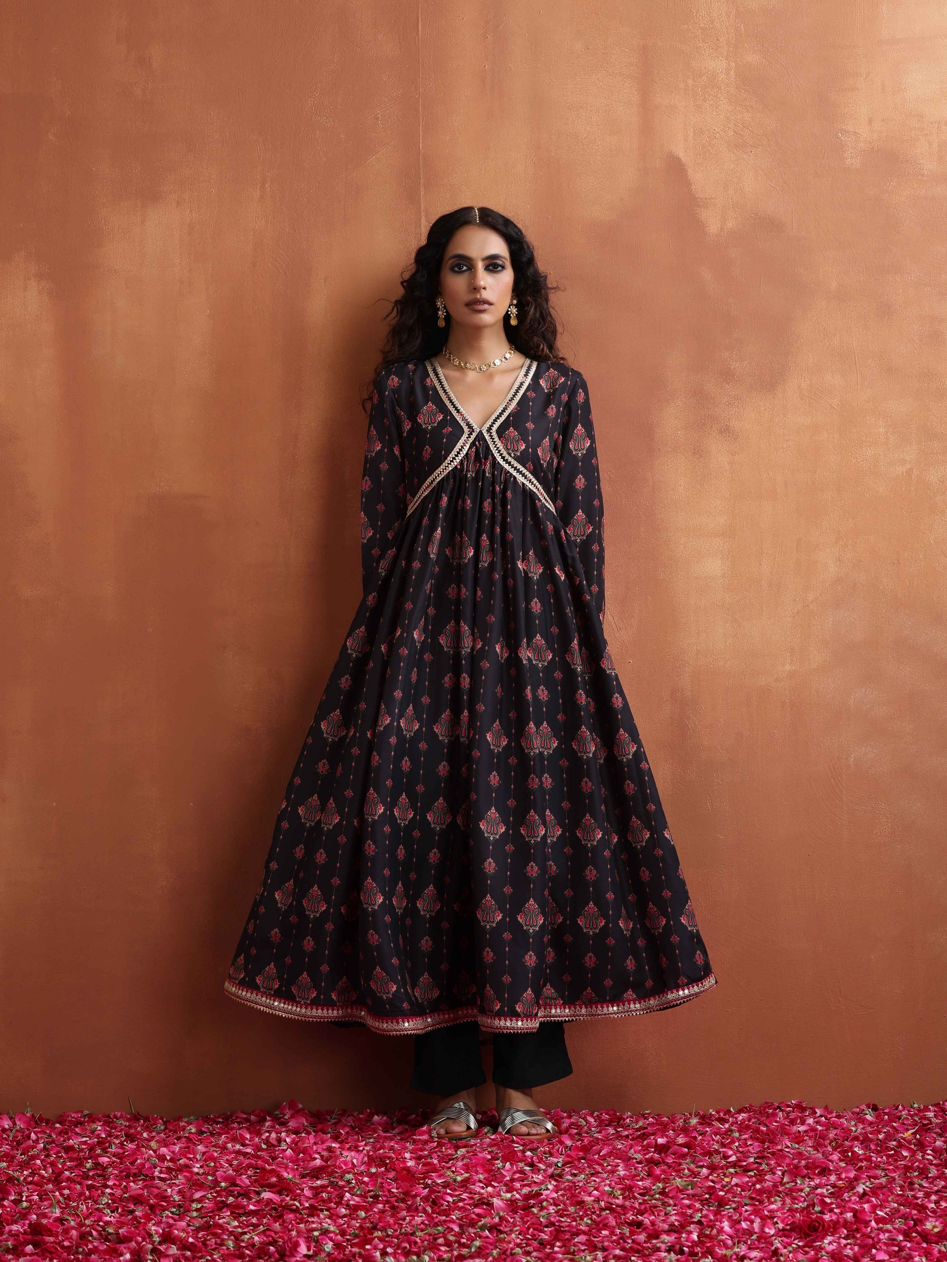 trueBrowns Black Print Flared Anarkali Kurta Set | Swadesiicart
