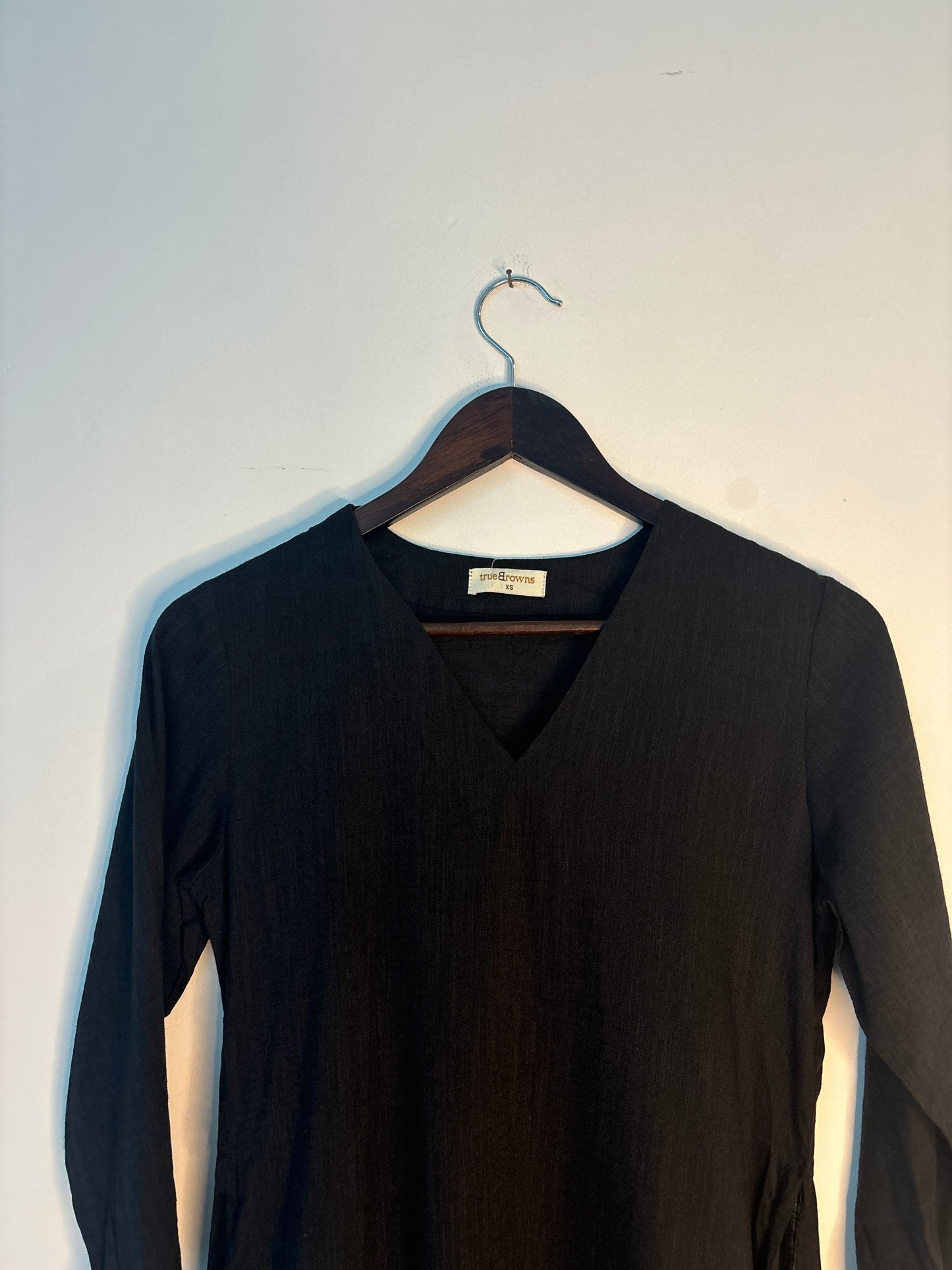trueBrowns Black Slub V neck Kurta | Swadesiicart