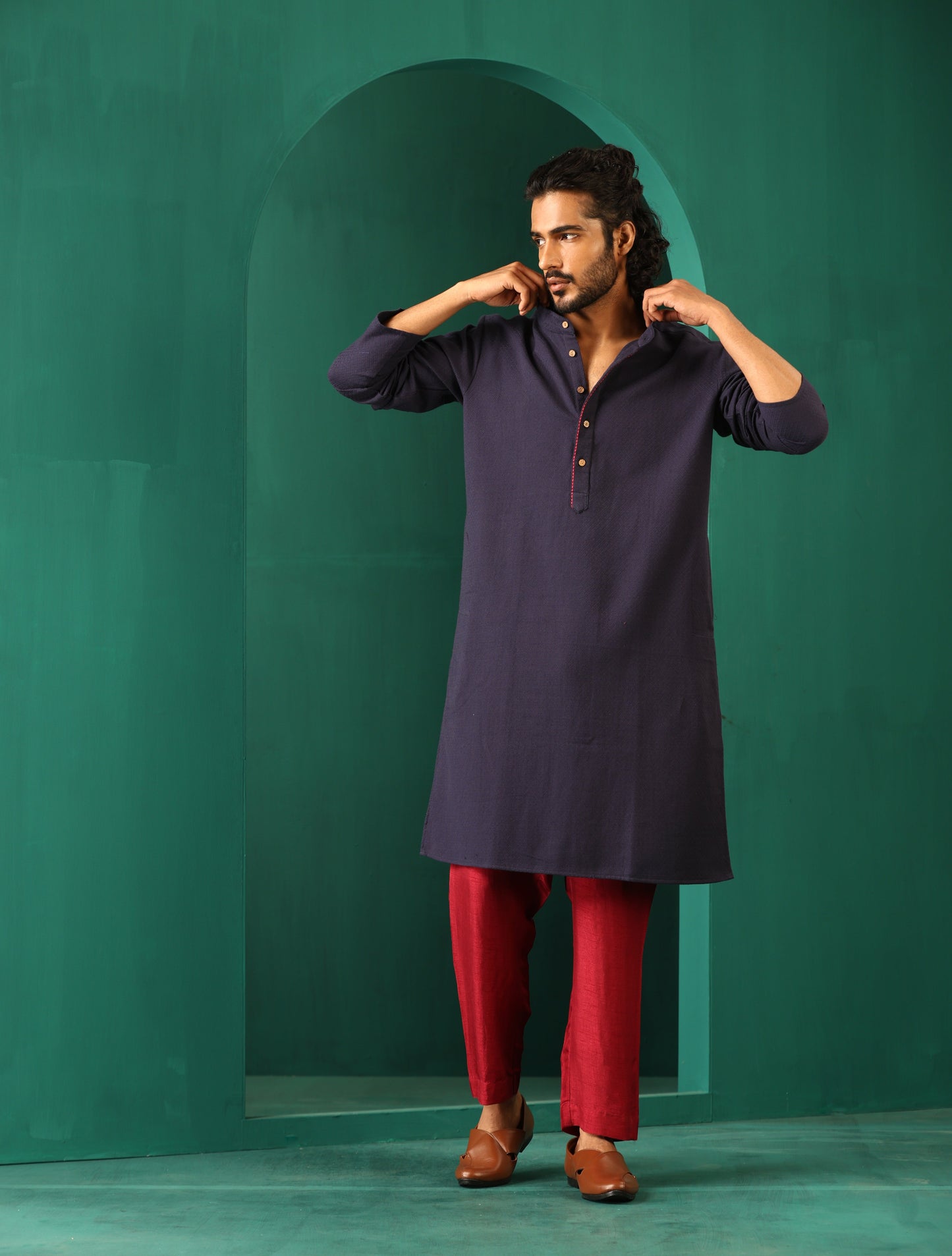 trueBrowns Men's Navy Dobby Textured Kurta | Swadesiicart