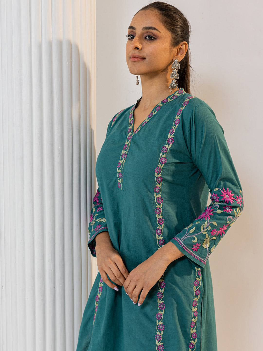 HOUSE OF KARI Floral Embroidered Regular Chikankari Kurta with Trousers | Swadesiicart
