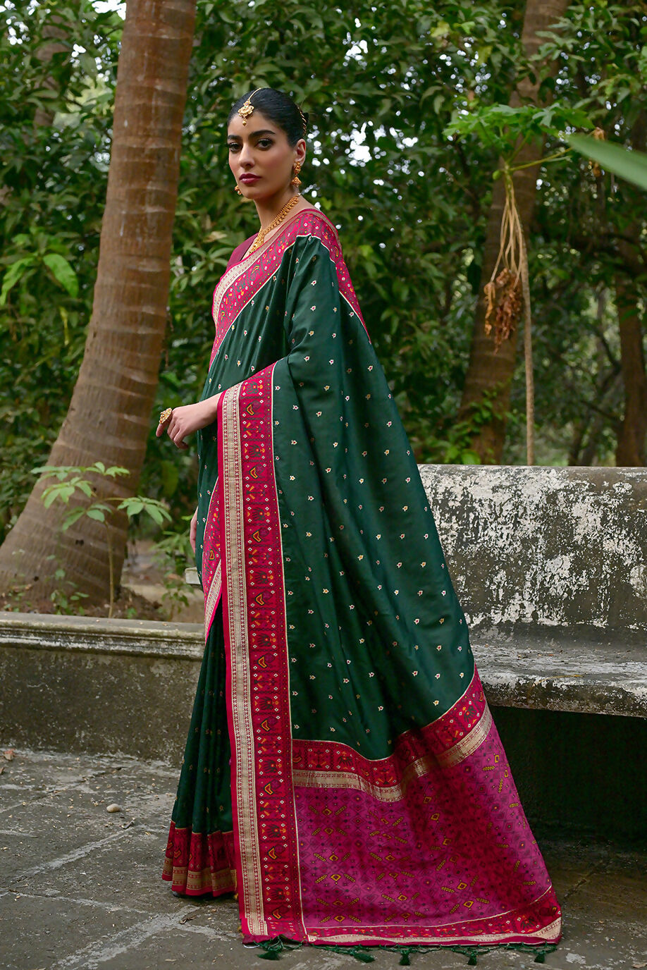 Vishnu Weaves Women's Bt-green Banarasi Silk Woven Saree with Blouse - Swadesiicart