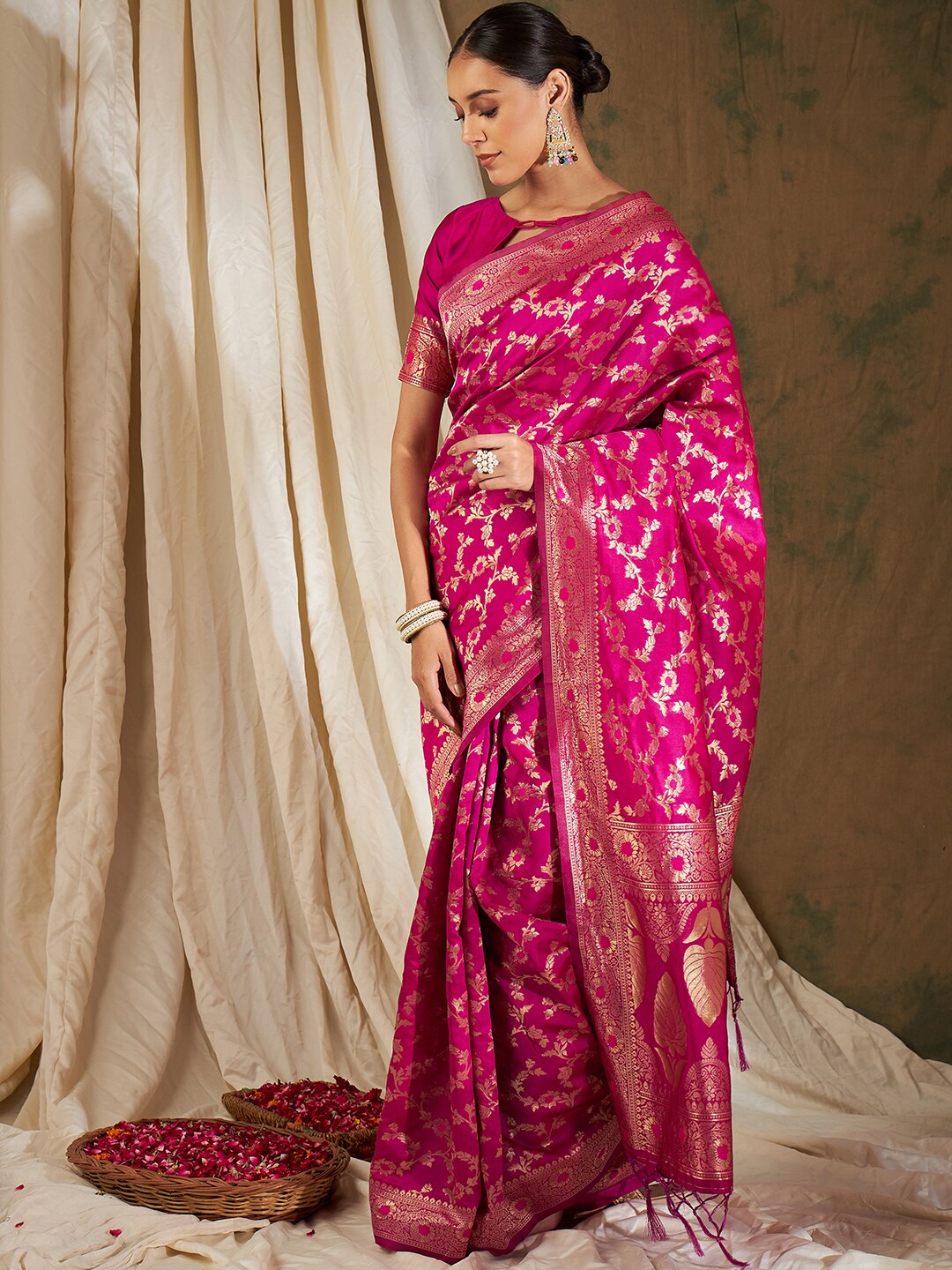 Sangria Pink & Gold-Toned Floral Woven Design Zari Banarasi Saree | Swadesiicart