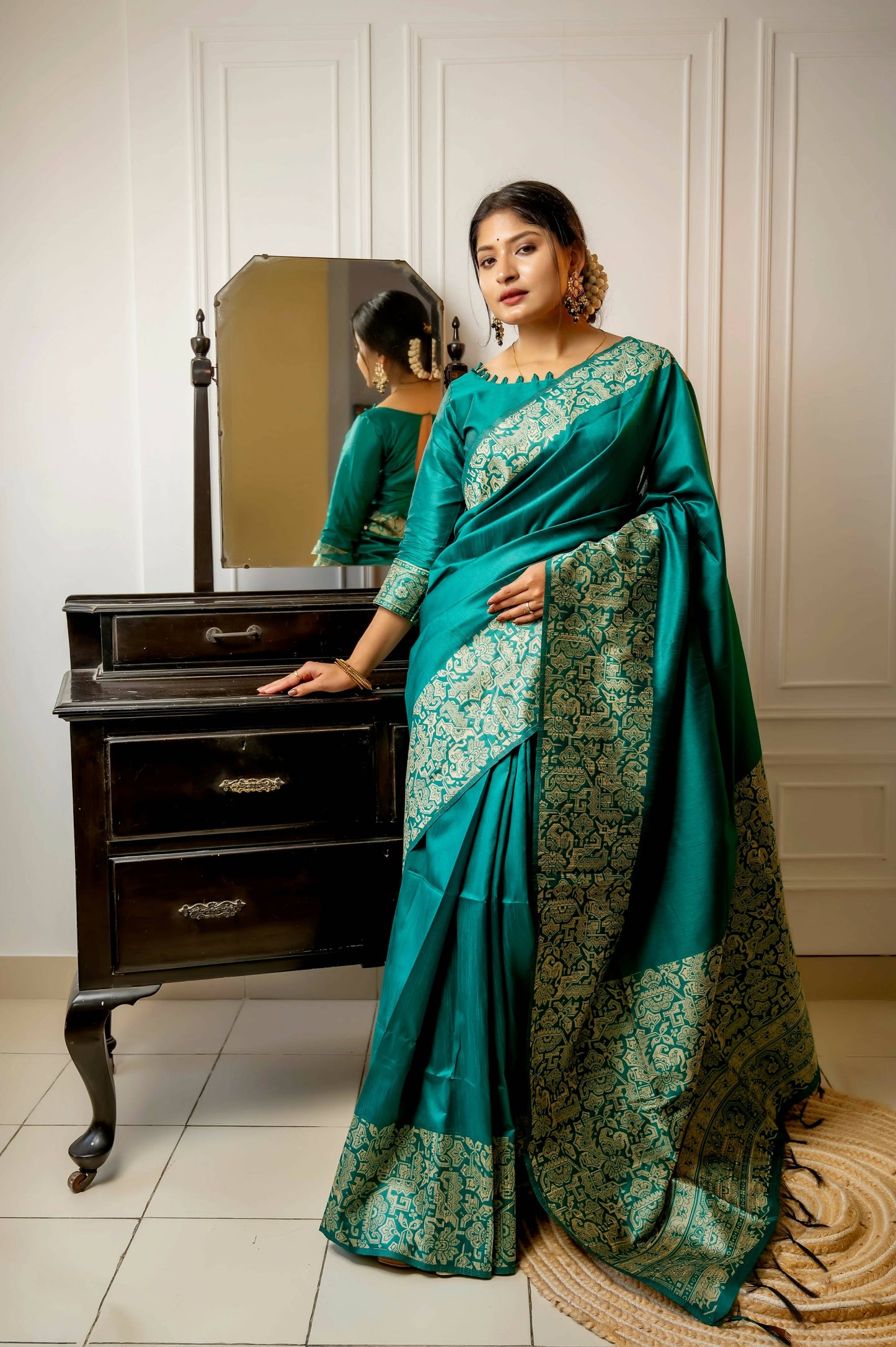 Vishnu Weaves Women's Rama Handloom Raw Silk Woven Border Saree with Unstitched Blouse - Swadesiicart