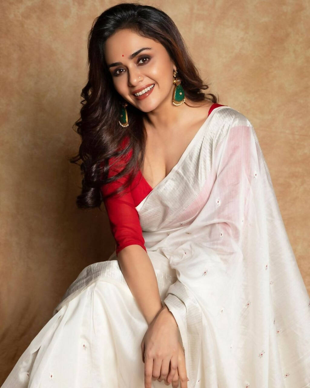 DEIANA'S Beautiful Designer Golden zari Soft Cotton Saree - White - Swadesiicart