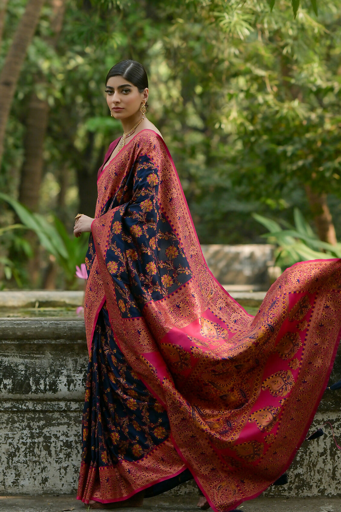 Vishnu Weaves Women's Navy-Blue Pashmina Silk Thread Woven Saree with Blouse - Swadesiicart