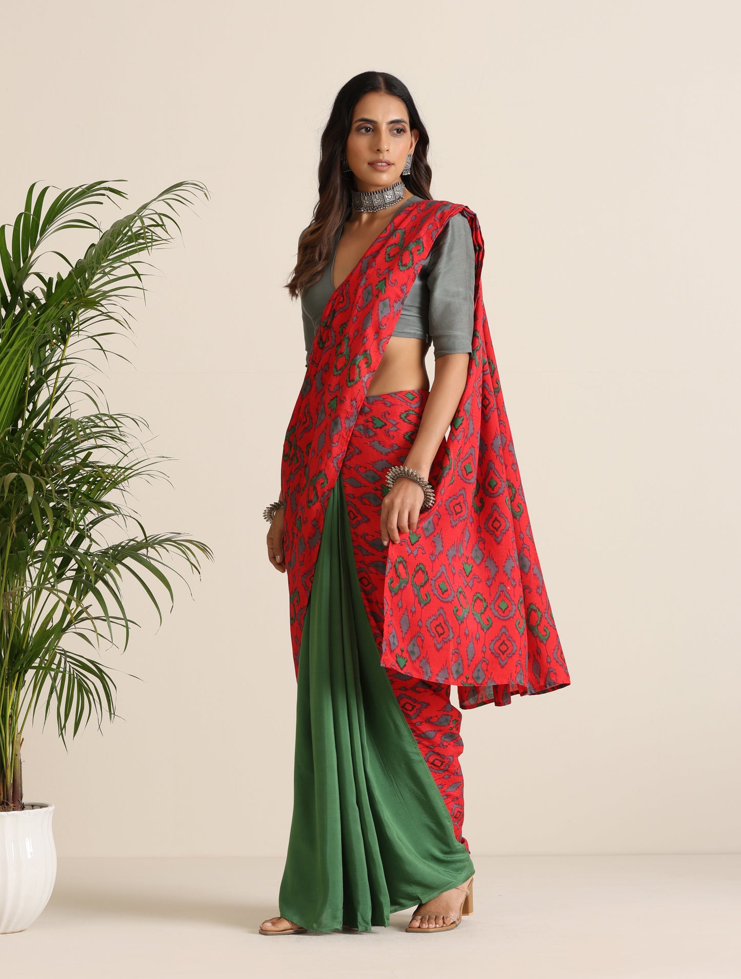 trueBrowns Red Muslin Ikat Saree | Swadesiicart