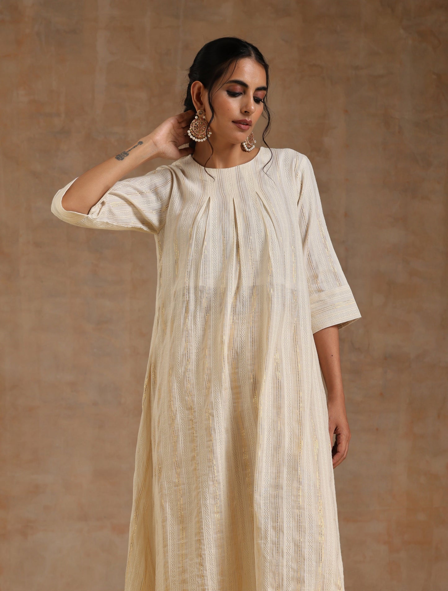 trueBrowns Ivory Gold Cotton Neck Pleat Kurta Set | Swadesiicart