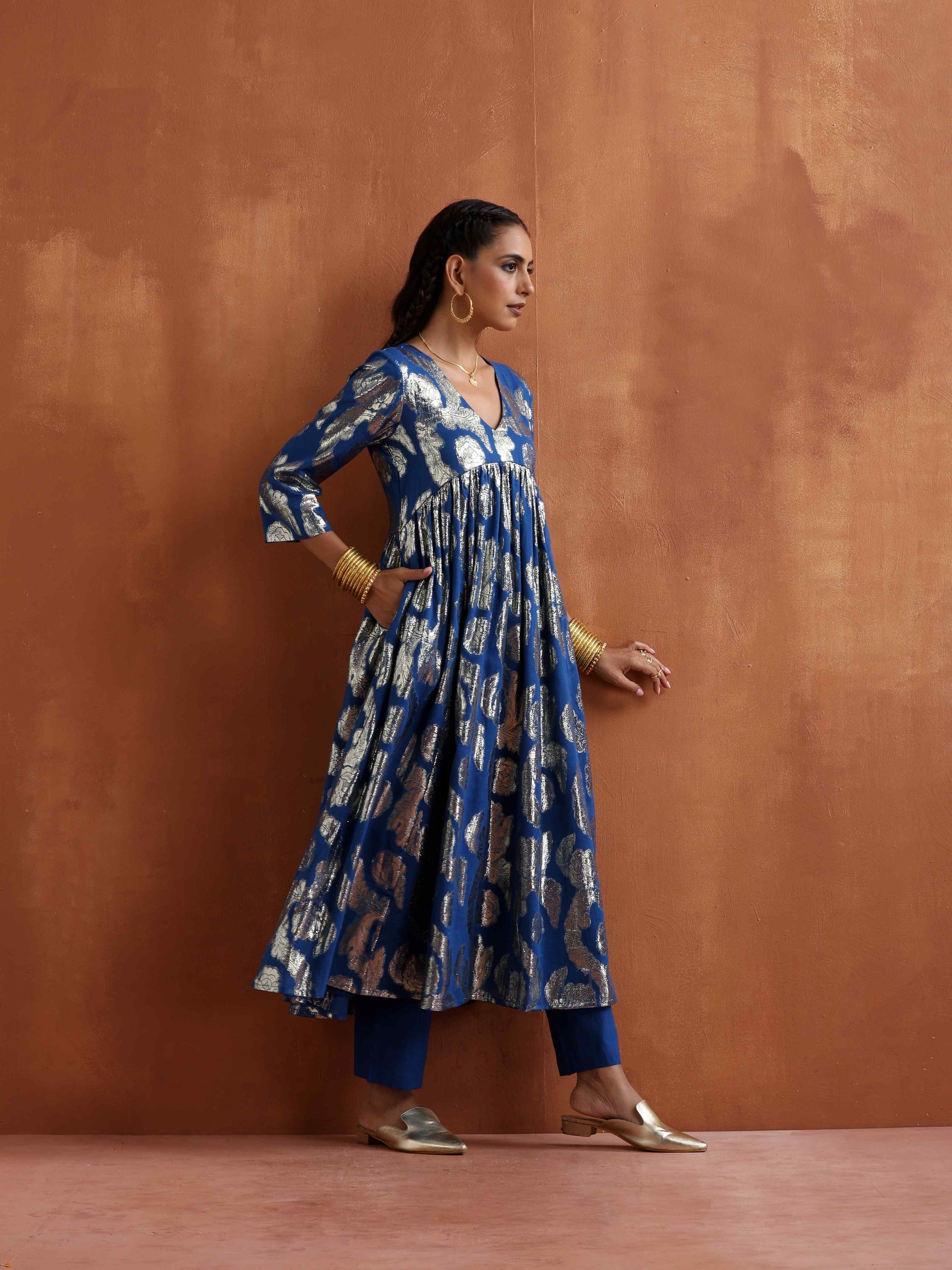 trueBrowns Blue Metallic Flared Anarkali Kurta Set | Swadesiicart