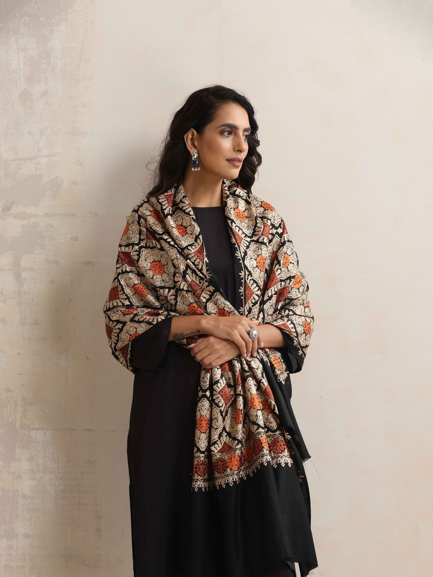 trueBrowns Black Embroidered Woollen Stole | Swadesiicart