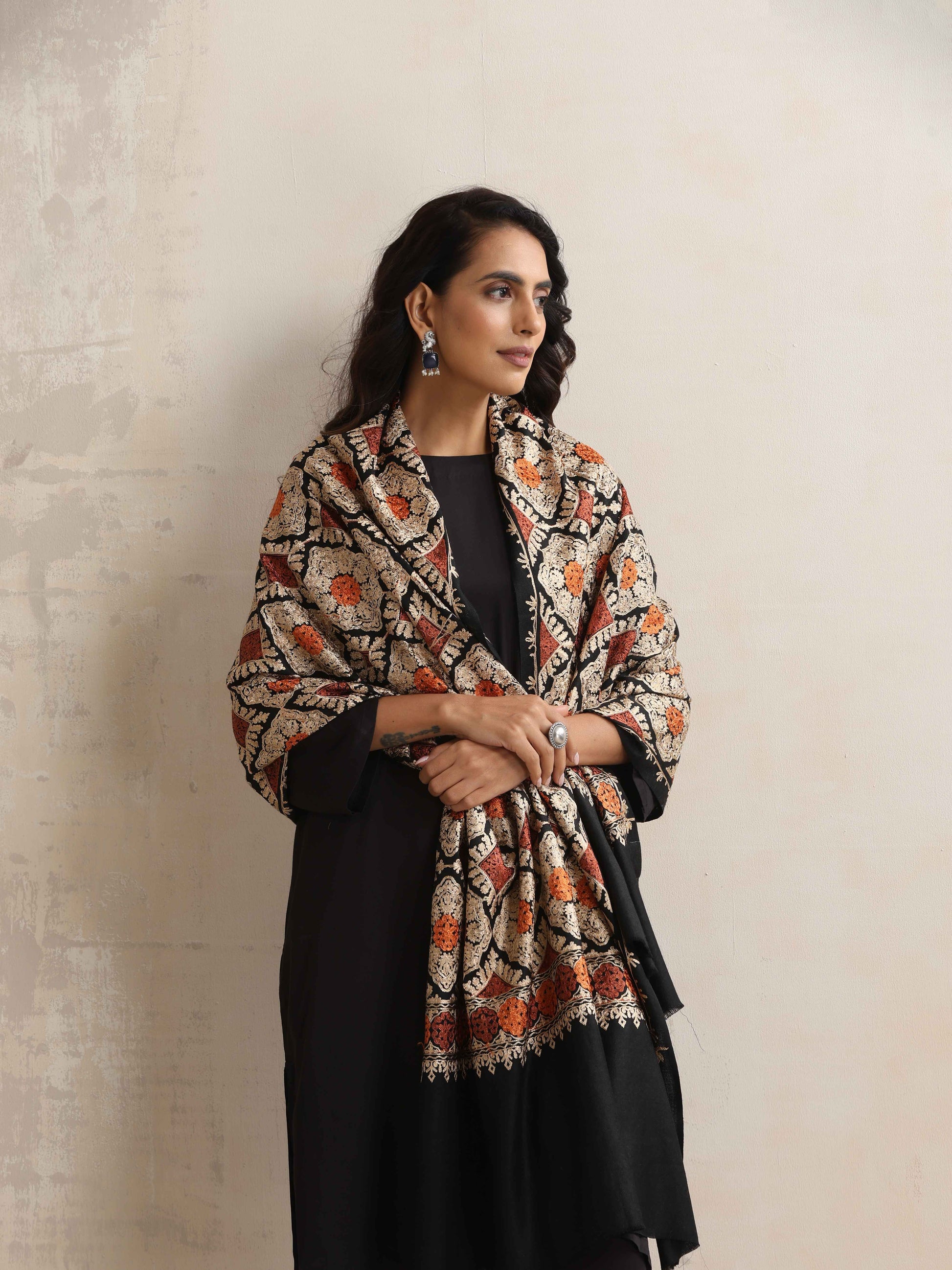 trueBrowns Black Embroidered Woollen Stole | Swadesiicart