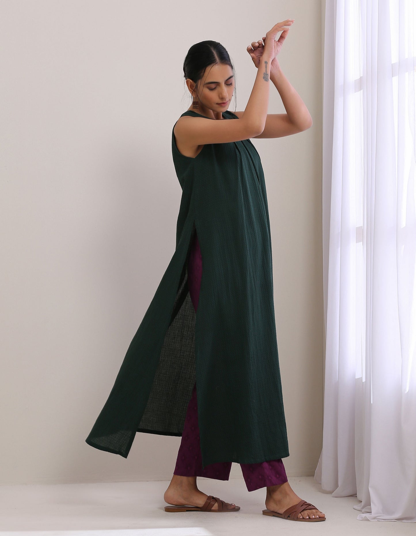 trueBrowns Dark Green Dobby Sleeveless Kurta Pant Set | Swadesiicart